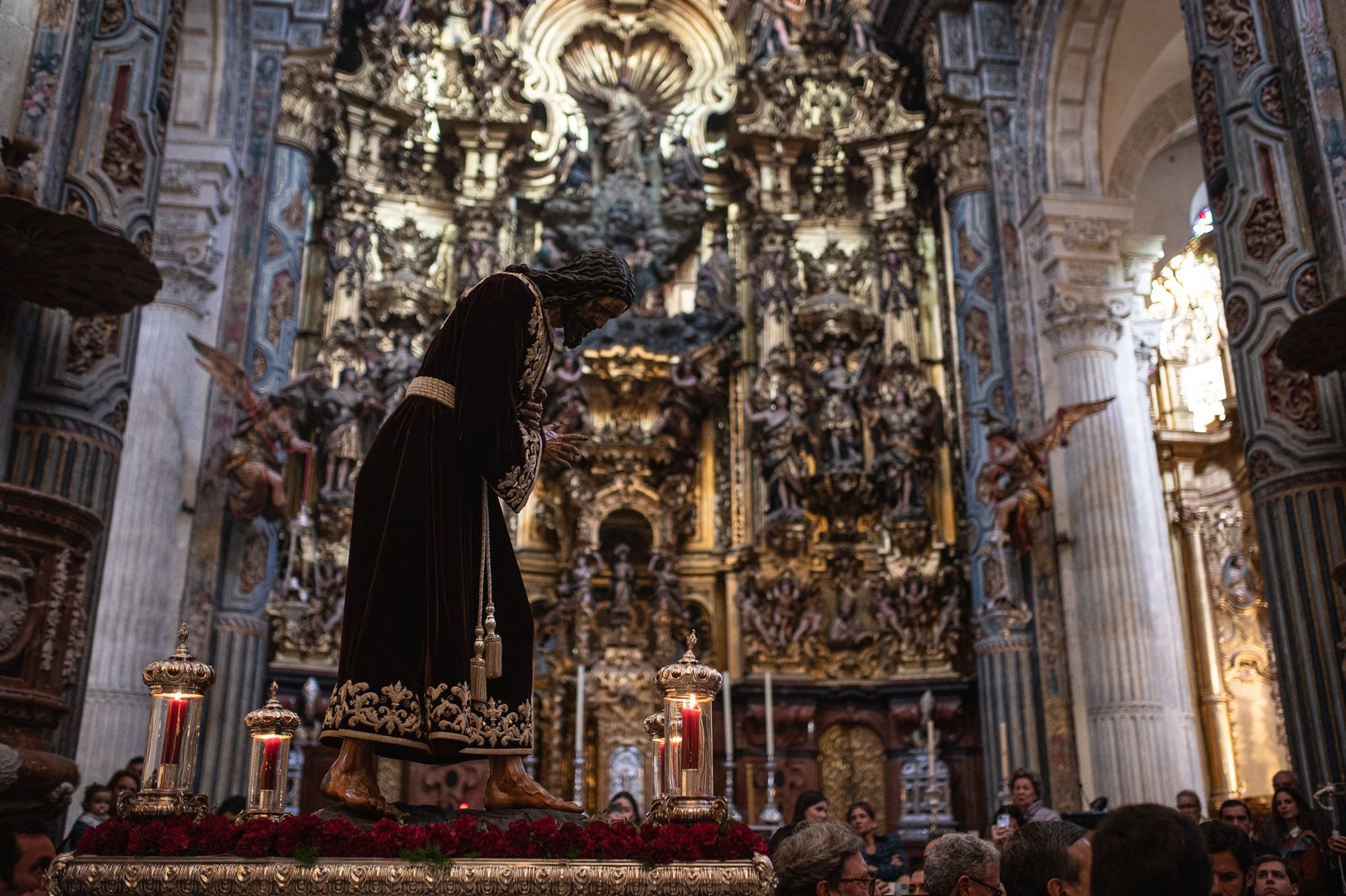 El traslado del Señor de Pasión a su paso, en imágenes