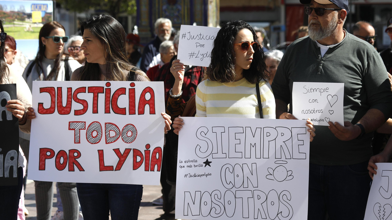 Las fotos de la concentración por la muerte de Lydia,  la niña nacida de forma prematura