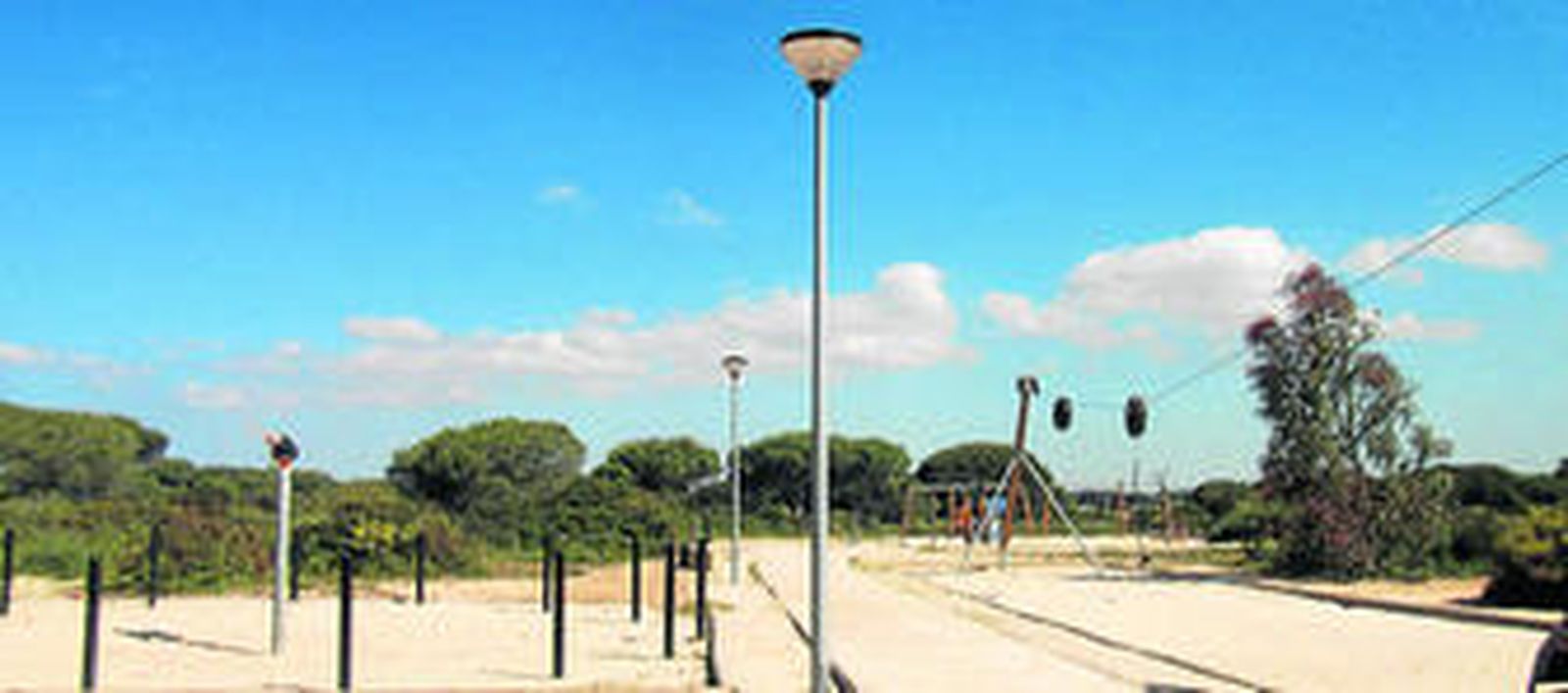 Vista de la zona recreativa en la que se ha invertido cerca de 5.000 euros en iluminación.