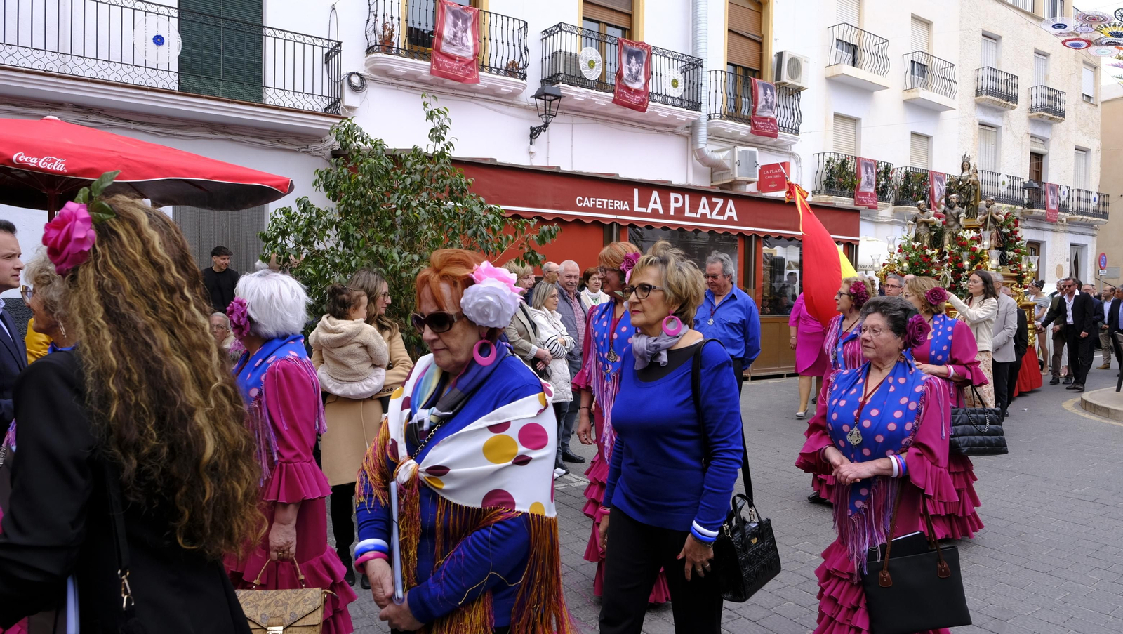 Imágenes de la procesión y paella solidaria en las Fiestas de Abla