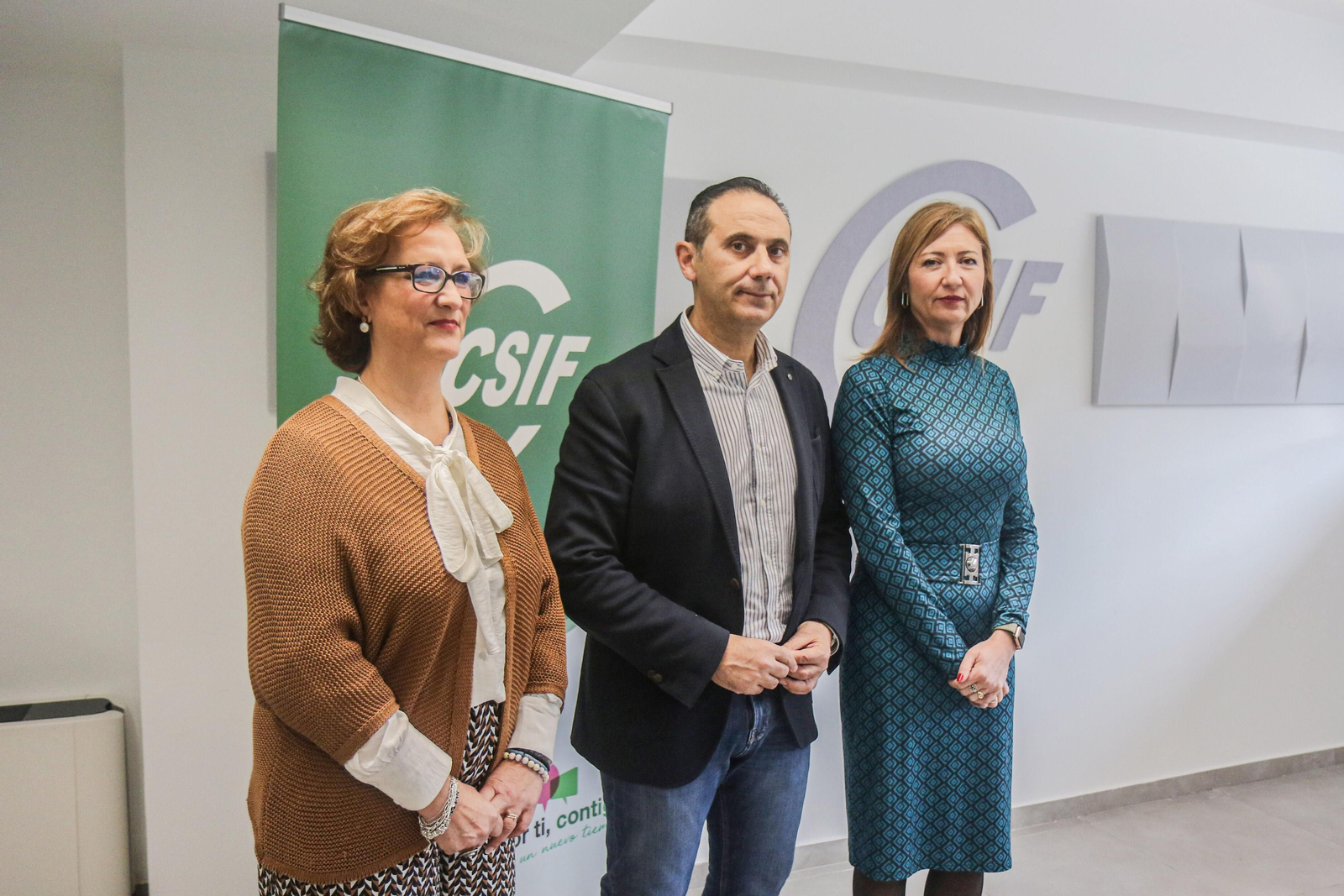 El presidente del CSIF Andalucía, Germán Girela, entre la responsable del sector en el sindicato, Matilde Núñez, y la presidenta provincial, Victoria Eugenia Pineda.