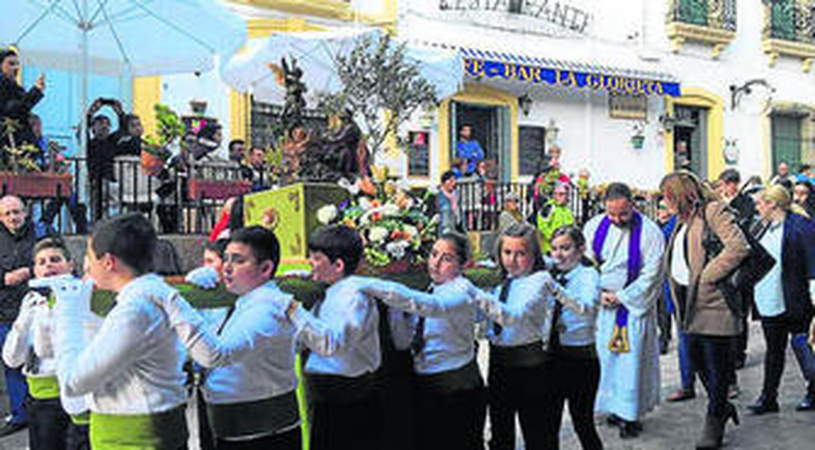 La procesión infantil recorrió las calles de la Villa.