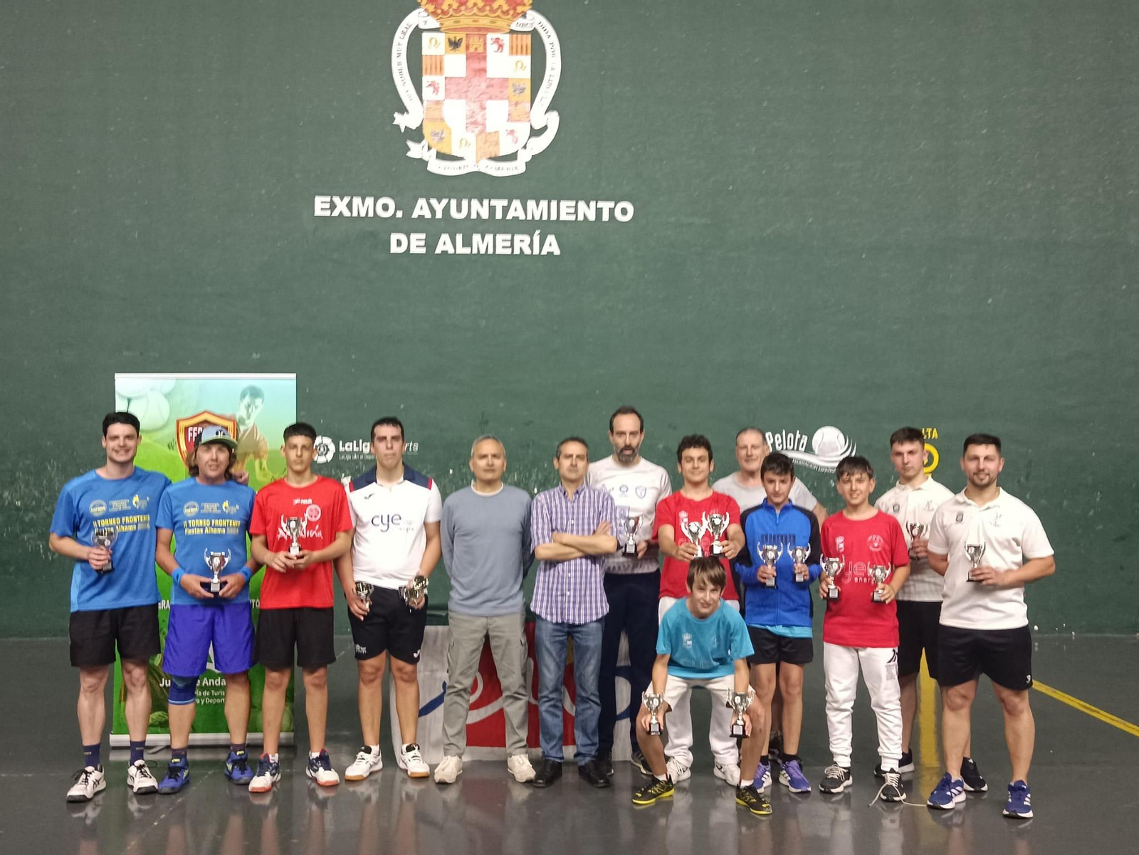 Foto de familia con los distintos ganadores de esta última edición de los Juegos Deportivos Municipales al término de las finales.