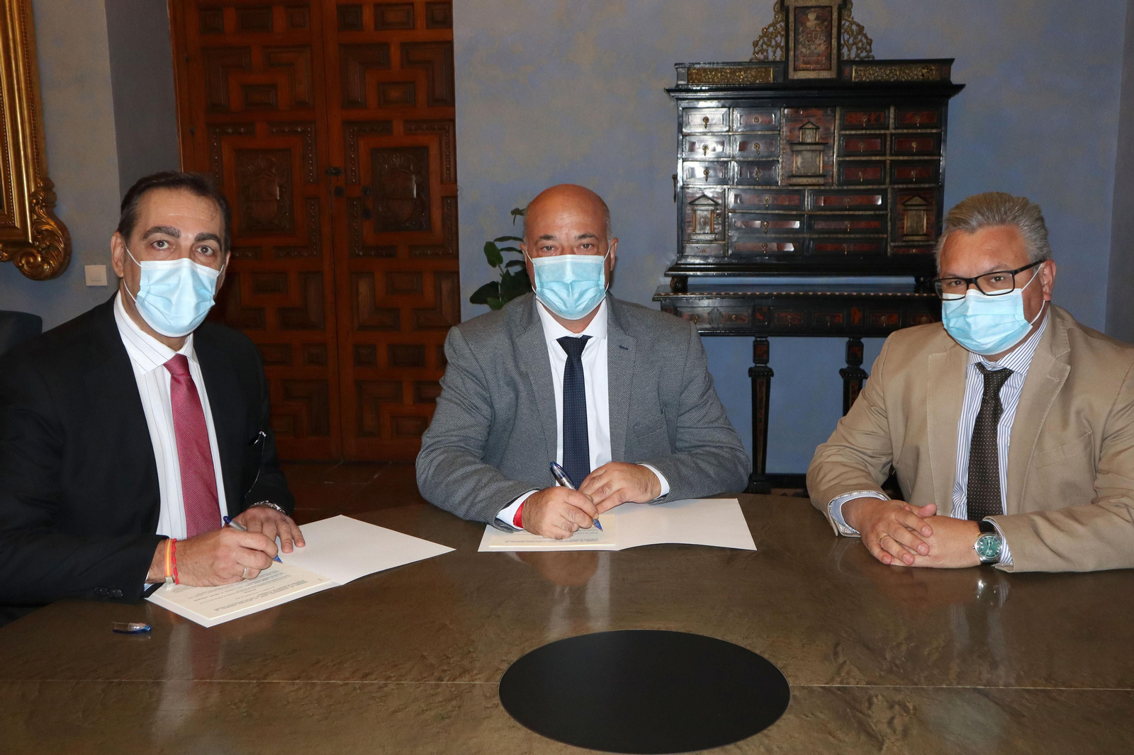 Representantes de ambas instituciones, durante la firma. Representantes de ambas instituciones, durante la firma.