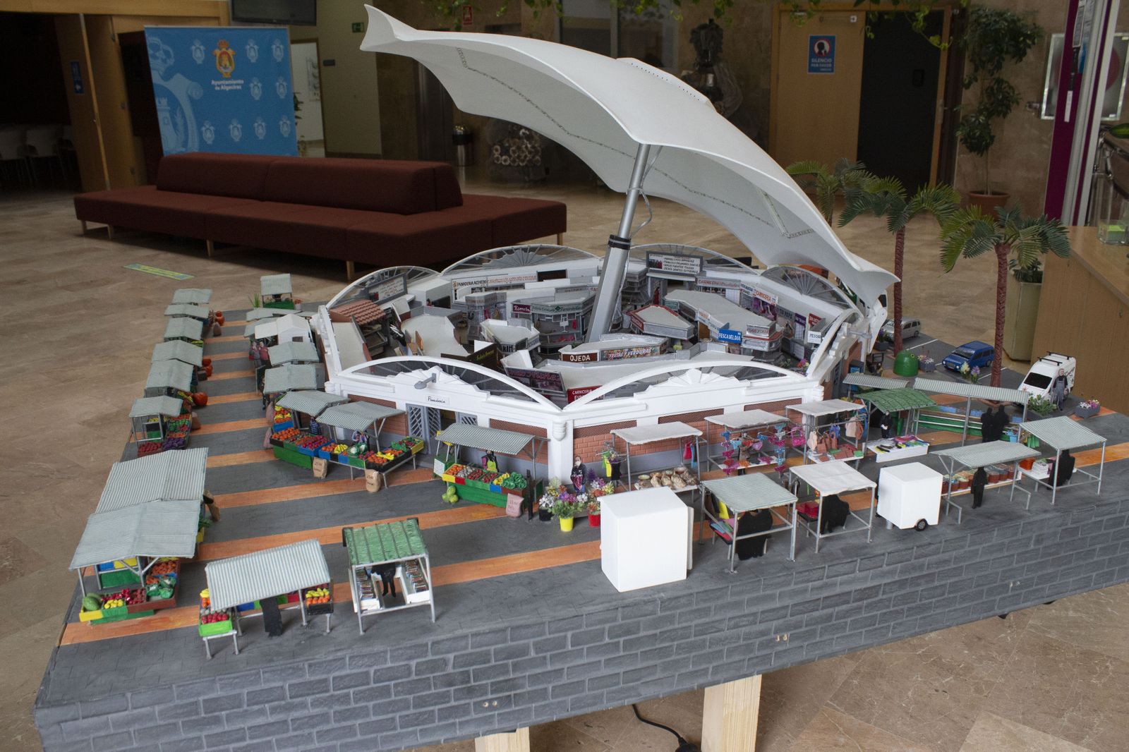Fotos de la maqueta del Mercado Ingeniero Torroja expuesta en el Centro Documental José Luis Cano