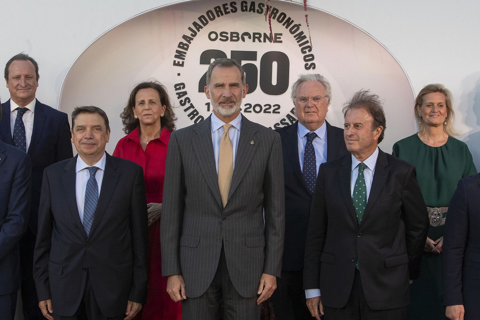 Ignacio Osborne, presidente de Grupo Osborne (primera fila a la derecha), a finales de junio junto al rey Felipe VI en la conmemoración de los 250 años de Bodegas Osborne