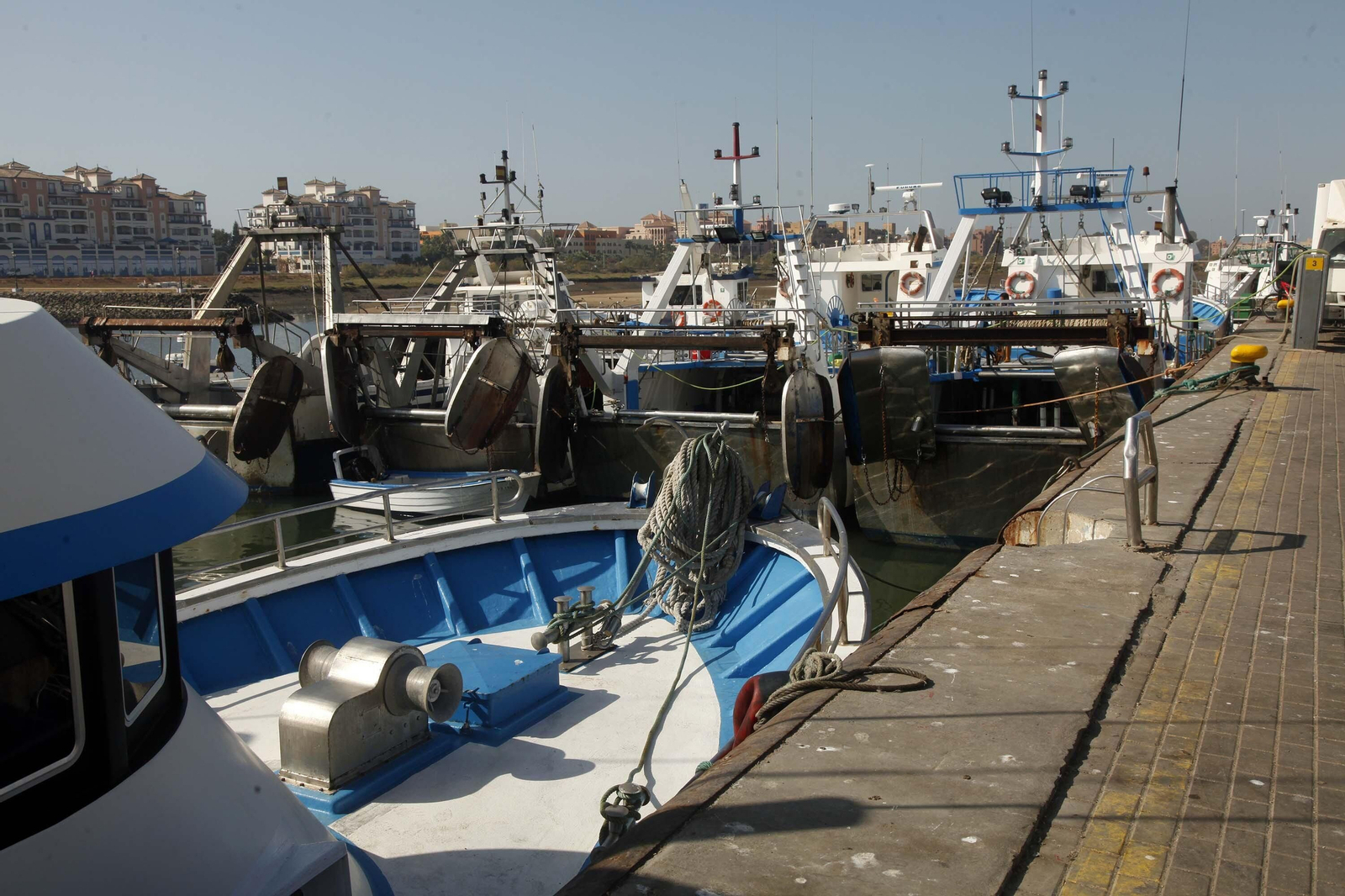 Barcos de arrastre amarrados en el puerto de Punta del Moral.