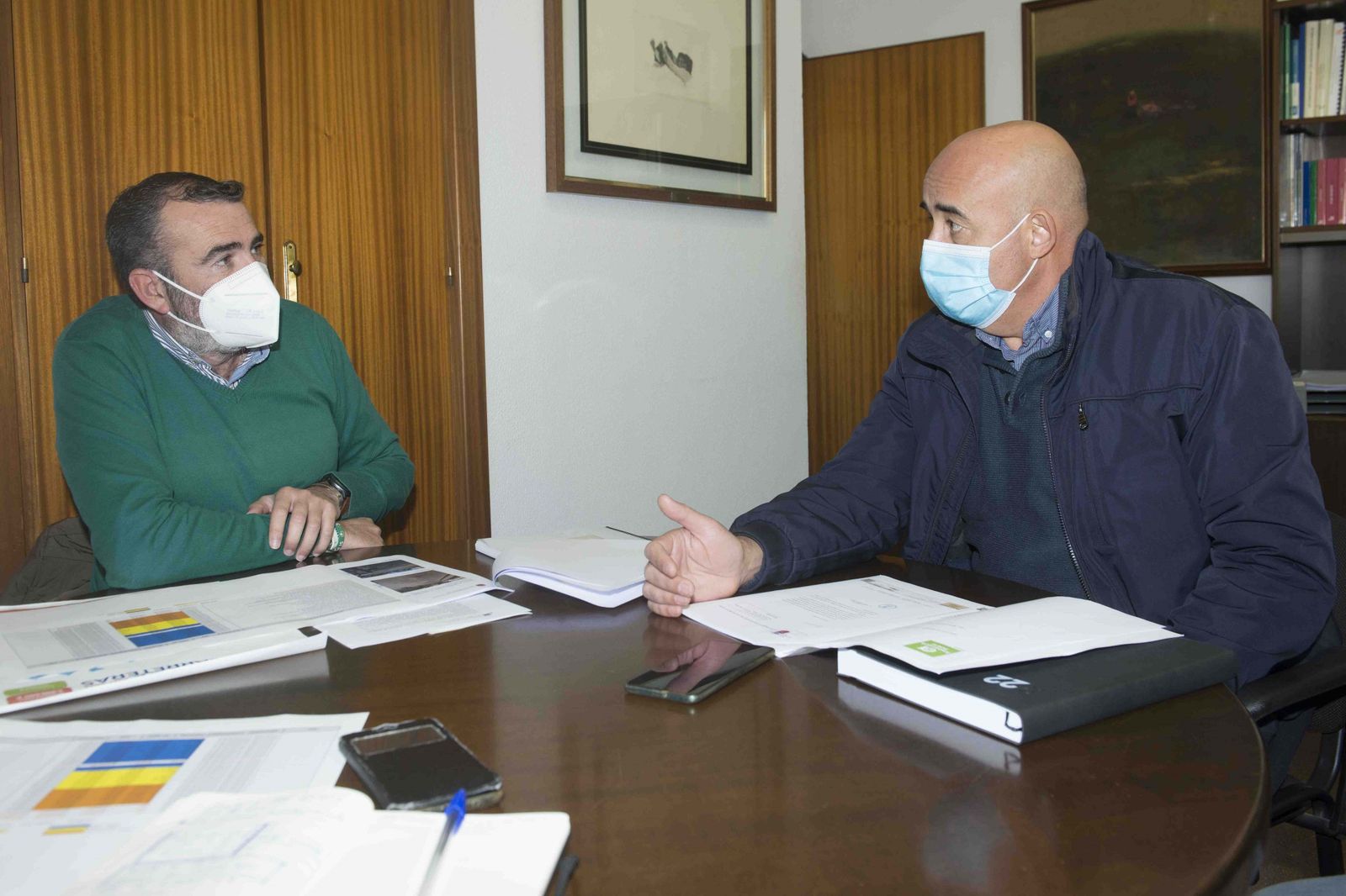 El diputado Javier Pizarro con el alcalde de Setenil, Rafael Vargas.