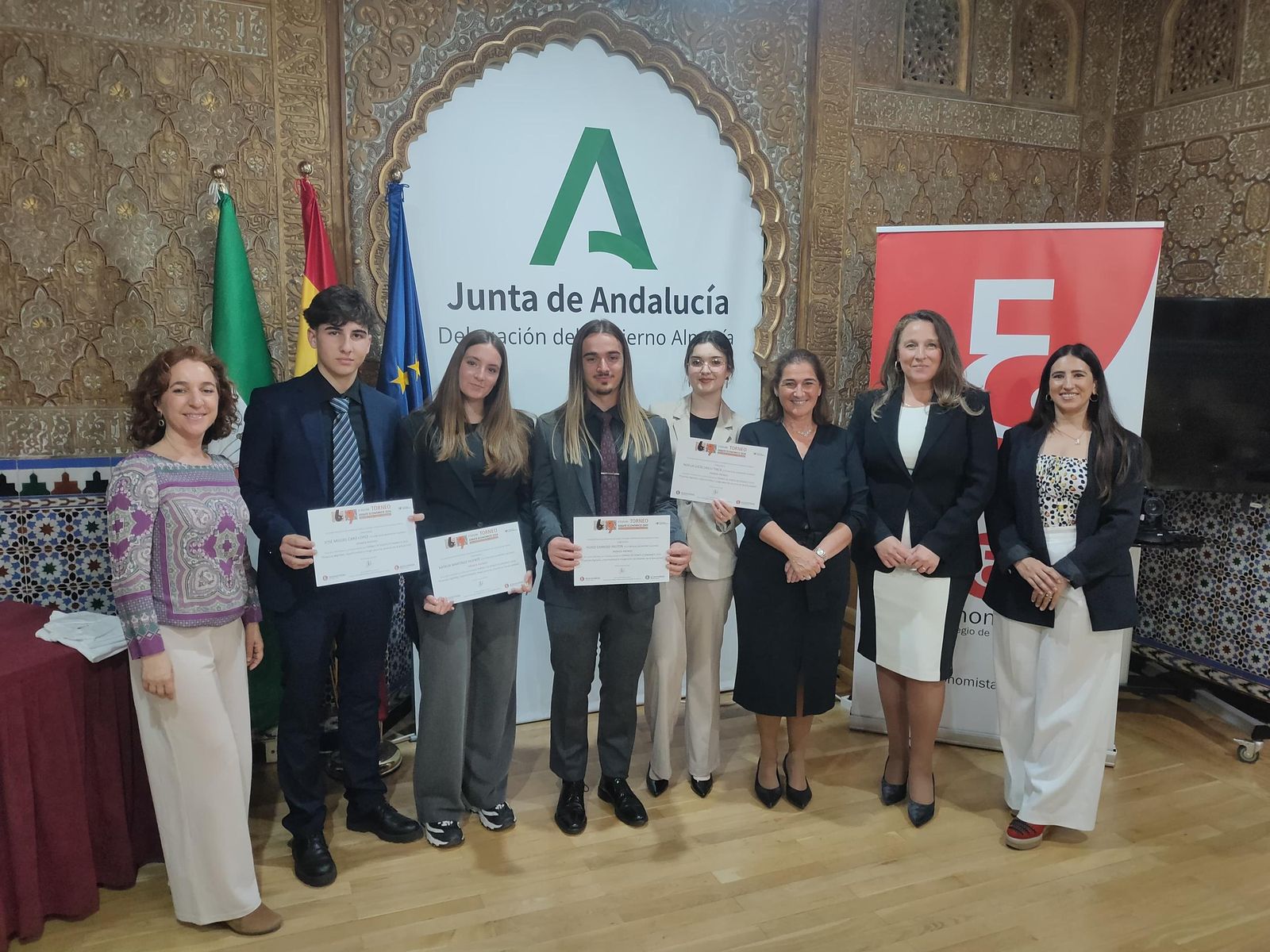 Entrega de diplomas a algunos de los ganadores.