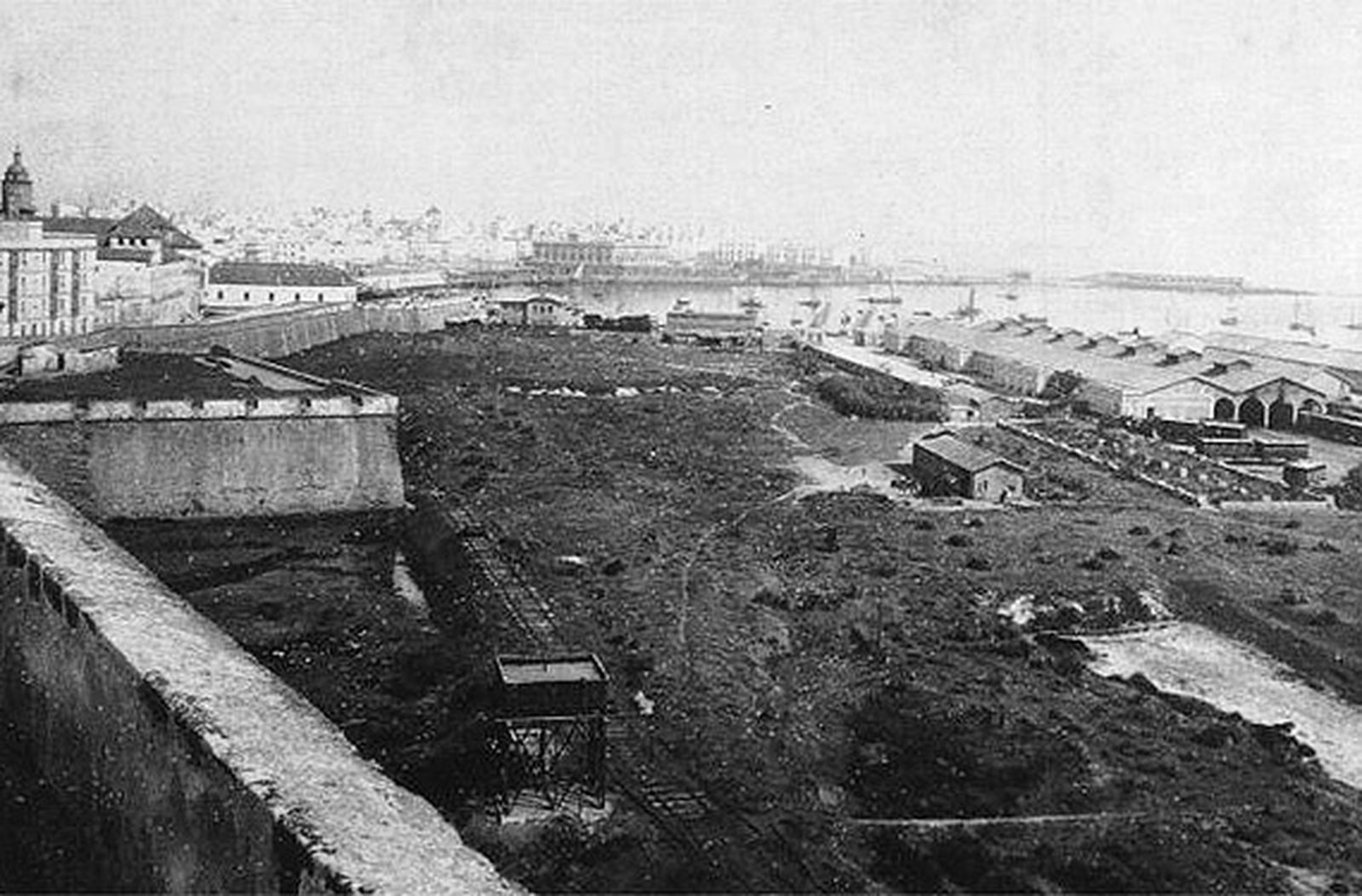 Imágenes de cien años de cambios en la Cuesta de las Calesas de Cádiz