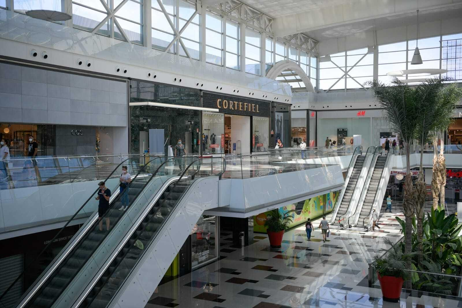 Fotos de la reapertura del centro comercial Nevada Shopping en Granada