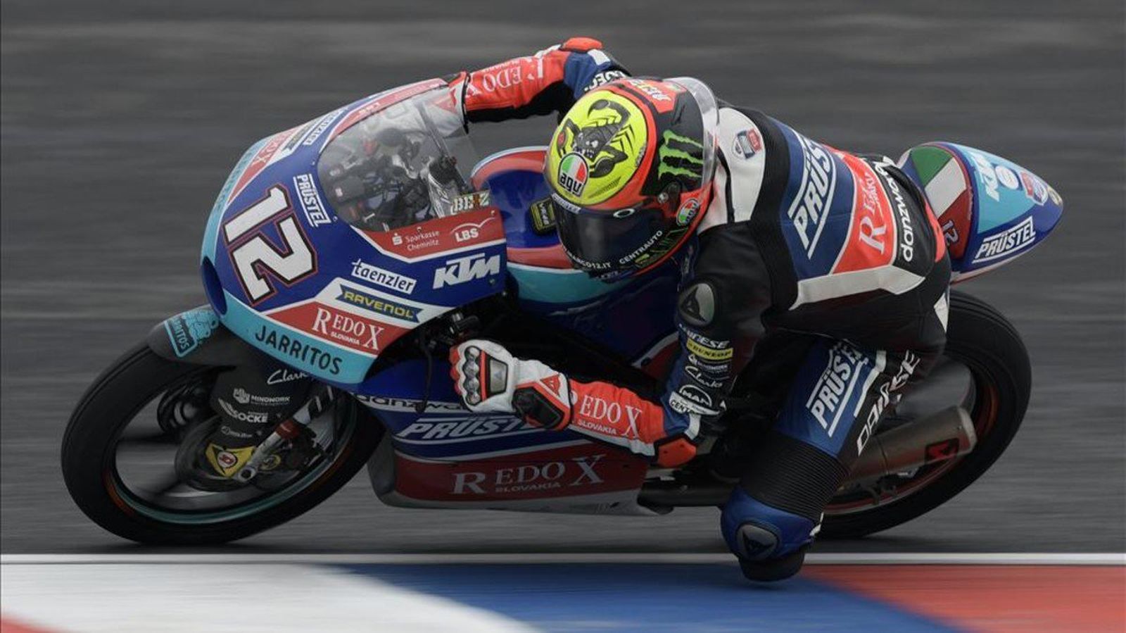 Bezzecchi toma una curva durante la carrera.