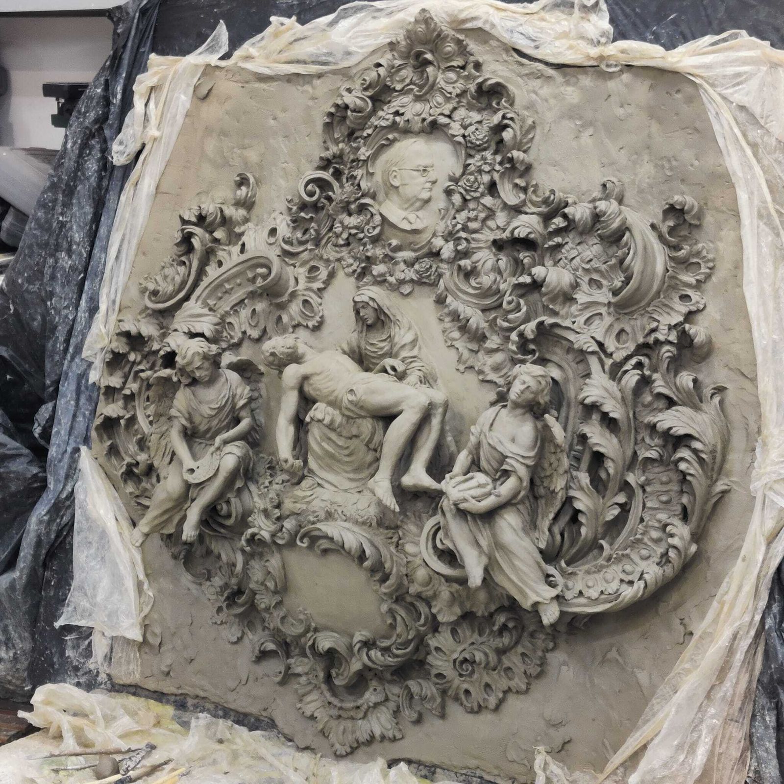 Detalle del relieve en barro