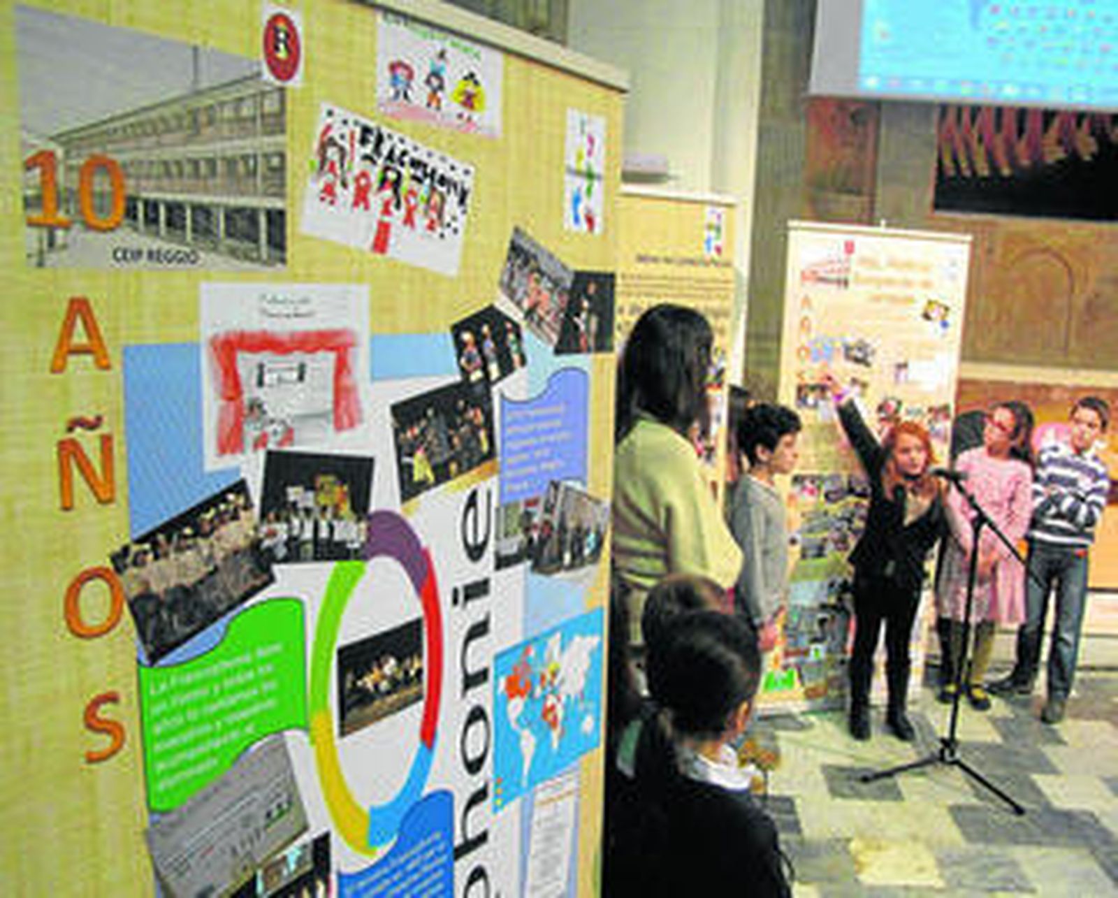 Alumnos del CEIP Reggio durante la explicación del proyecto, ayer en el Centro Cultural San José.