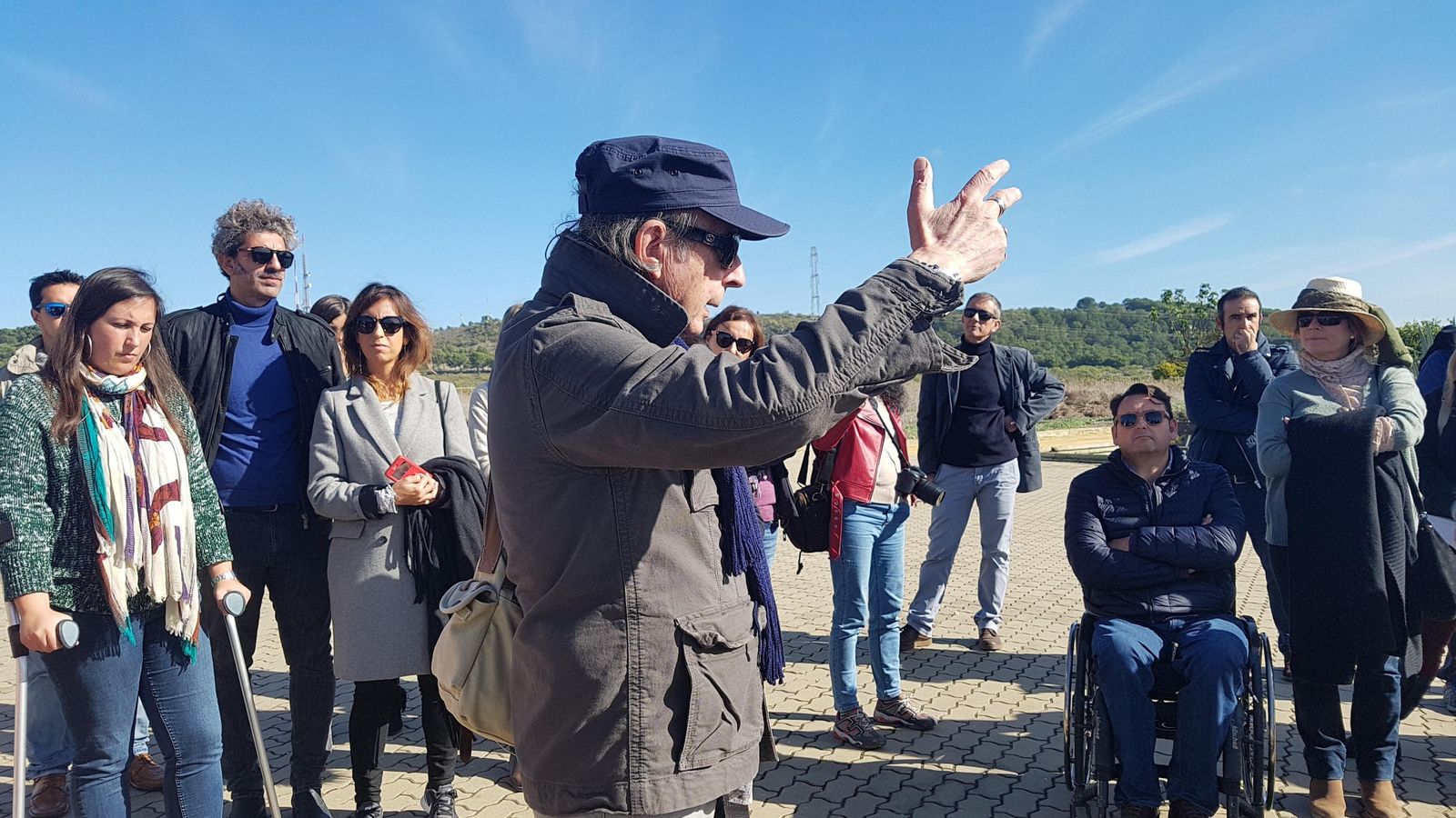 Diego Ruiz Mata, durante una de sus explicaciones sobre el mundo fenicio con la Sierra de San Cristóbal al fondo