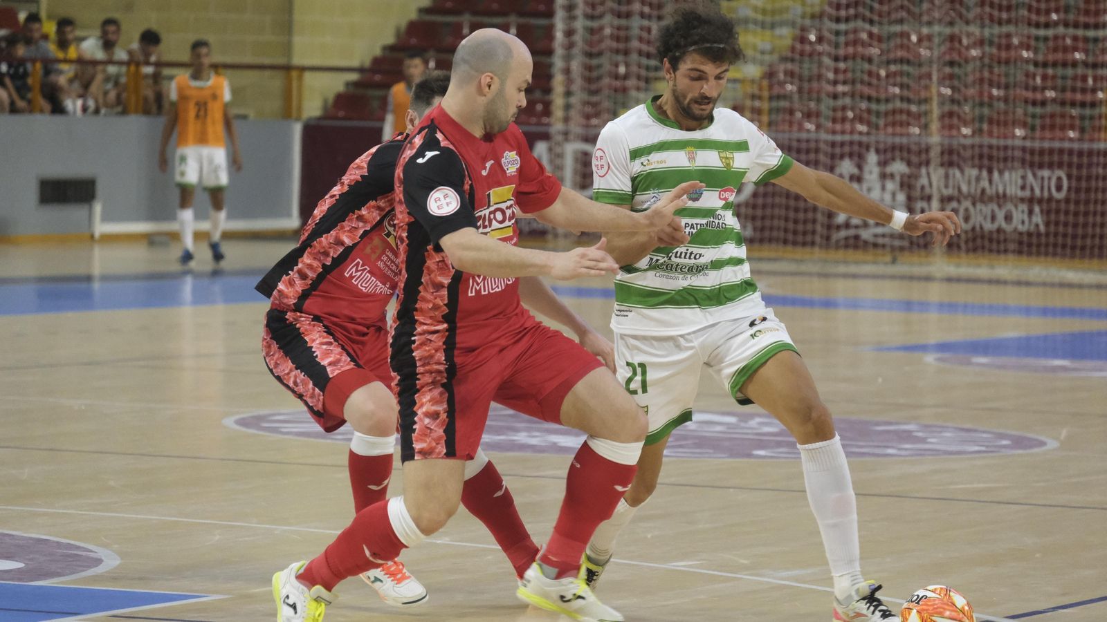 Zequi es presionado por dos jugadores de ElPozo Murcia.