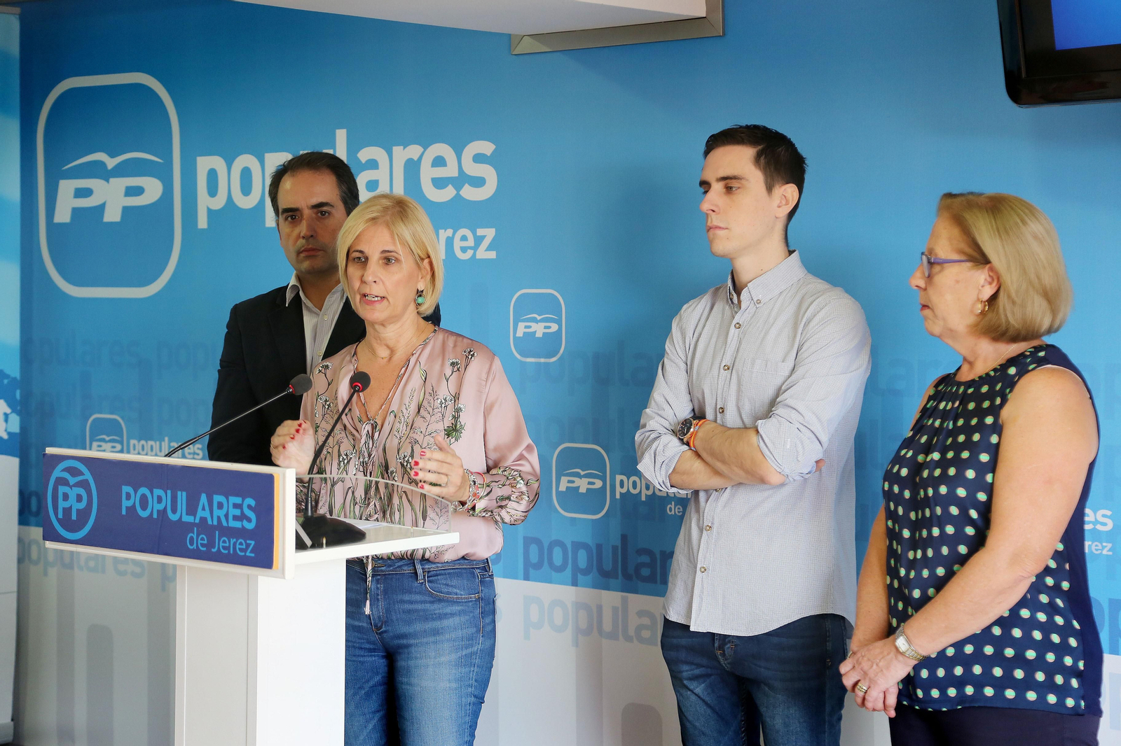 María José García-Pelayo, acompañada ayer de Antonio Saldaña, Jaime Espinar y María José Rúa.
