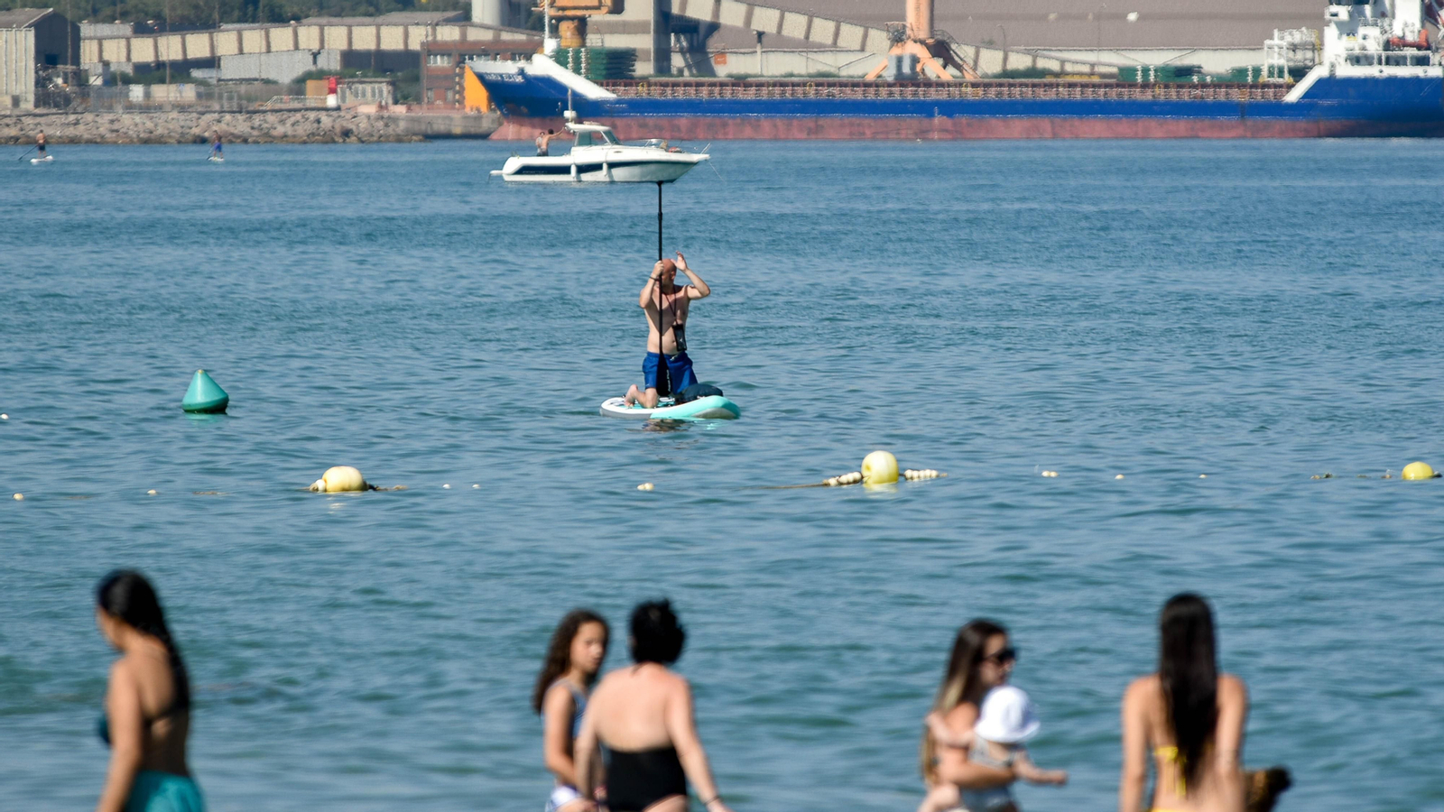 Fotos de la tarde en la playa del El Rinconcillo en plena ola de calor