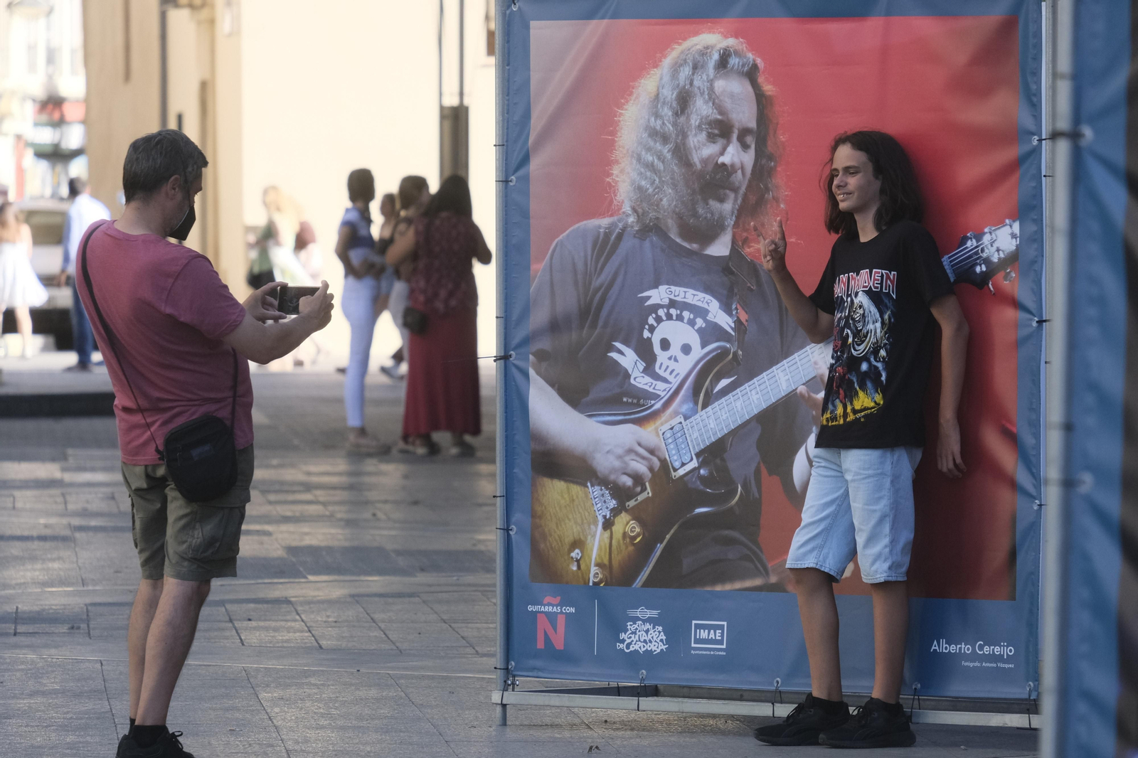 La exposición inaugural del Festival de la Guitarra de Córdoba, en imágenes