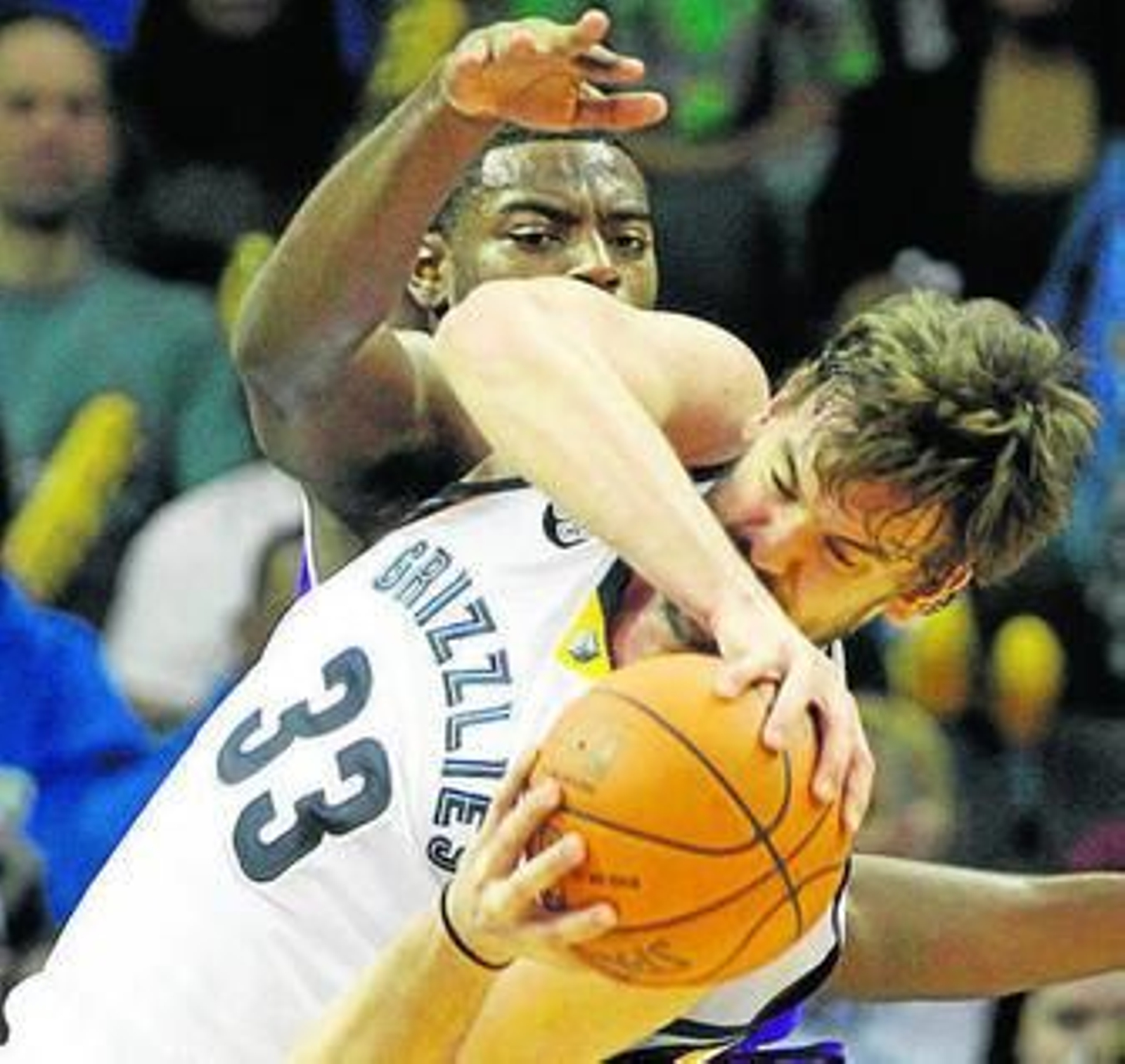 Marc Gasol se protege del acoso de un rival.