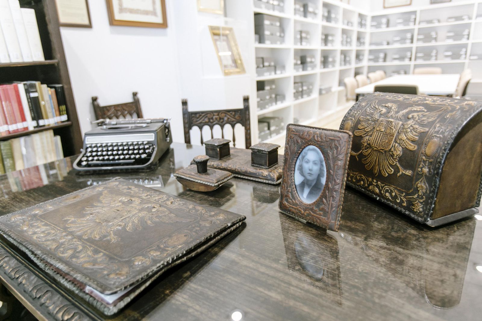 La mesa del despacho de Domínguez Ortiz en su sala de Cádiz, que se mantiene tal y como la tuvo el historiador sevillano en su casa de Granada.