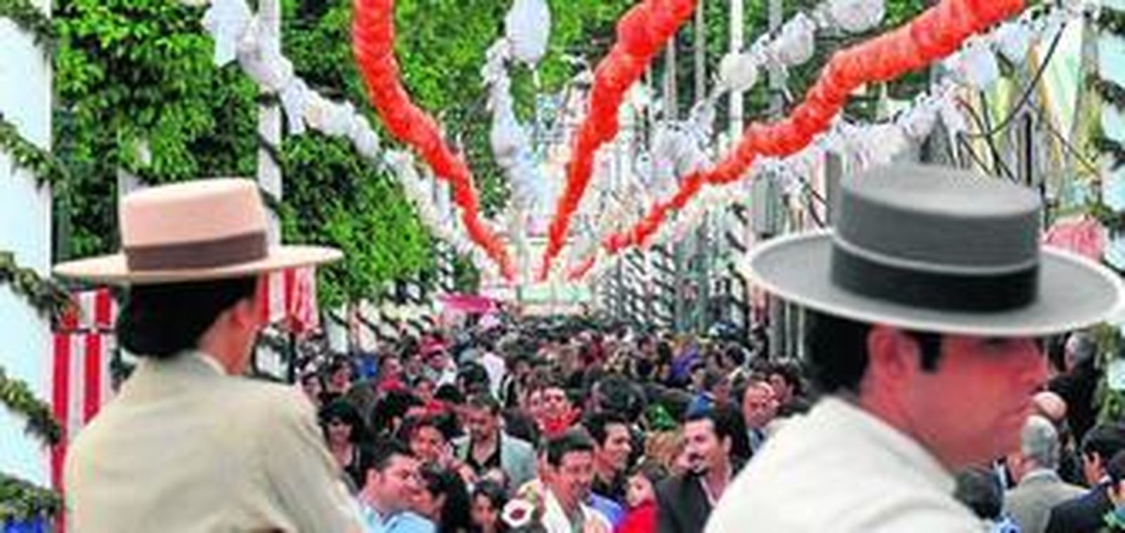 Las calles del recinto comenzaron ayer a llenarse de público ya entrada la tarde.