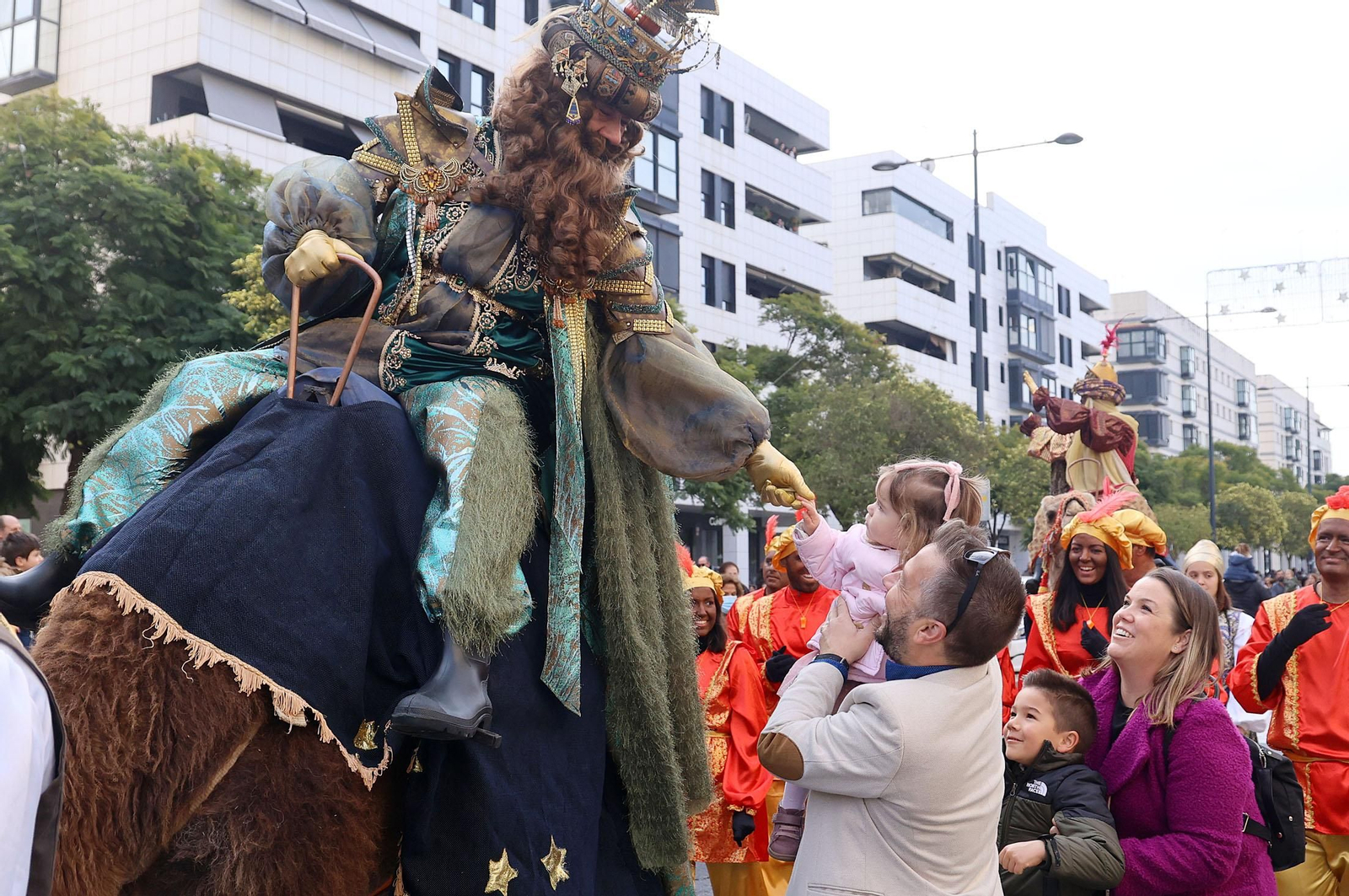 Imágenes del recorrido en camello de los Reyes Magos acompañados de la Estrella de la Ilusión y del Heraldo Real