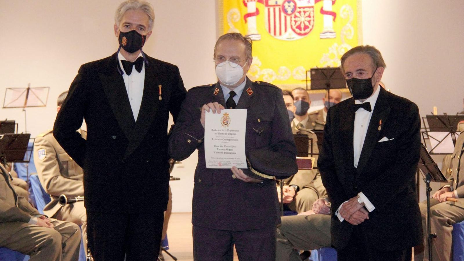 El presidente y el vicepresidente de la Academia de la Diplomacia, Santiago Velo de Antelo y José Carlos Ruiz-Berdejo, entregan su diploma a Antonio Miguel Carmona.