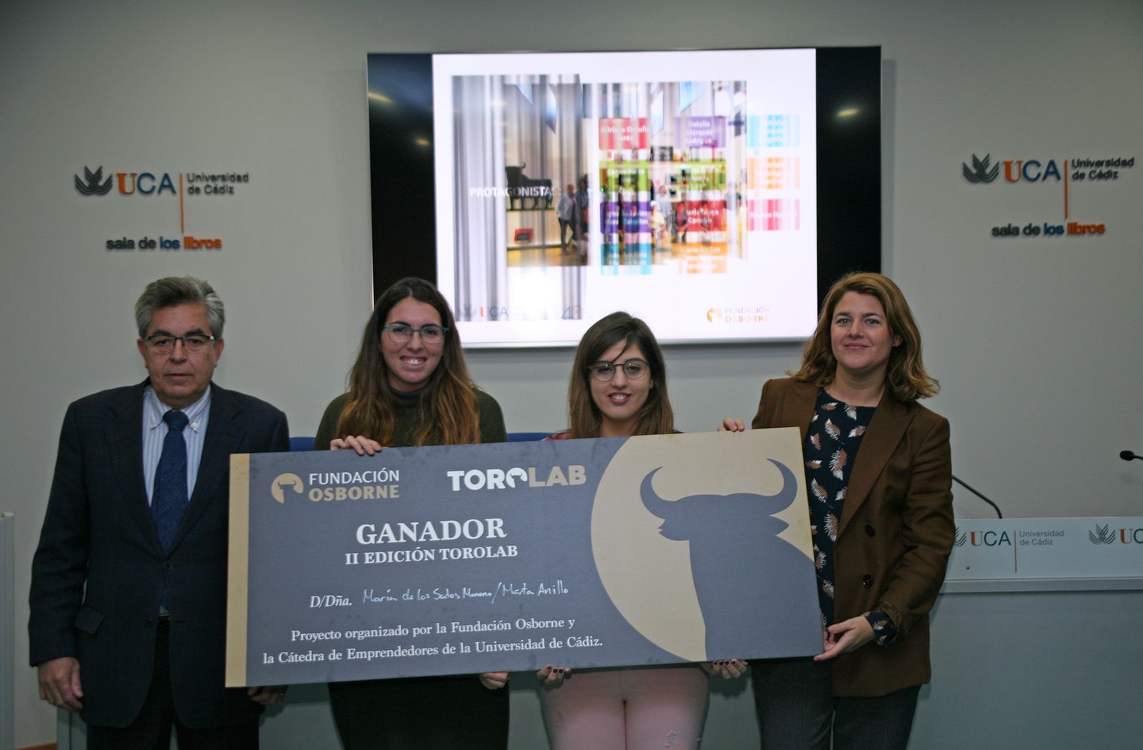 Antonio Abad y Carla Terry de Fundación Osborne con las ganadoras, Marta Anillo Ponce y María de los Santos Moreno Fernandez.