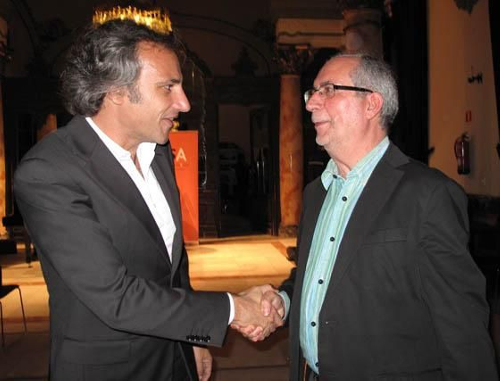 Pedro Halffter saluda a José Aguilar, director de Opinión del Grupo Joly.

Foto: Victoria Ramírez