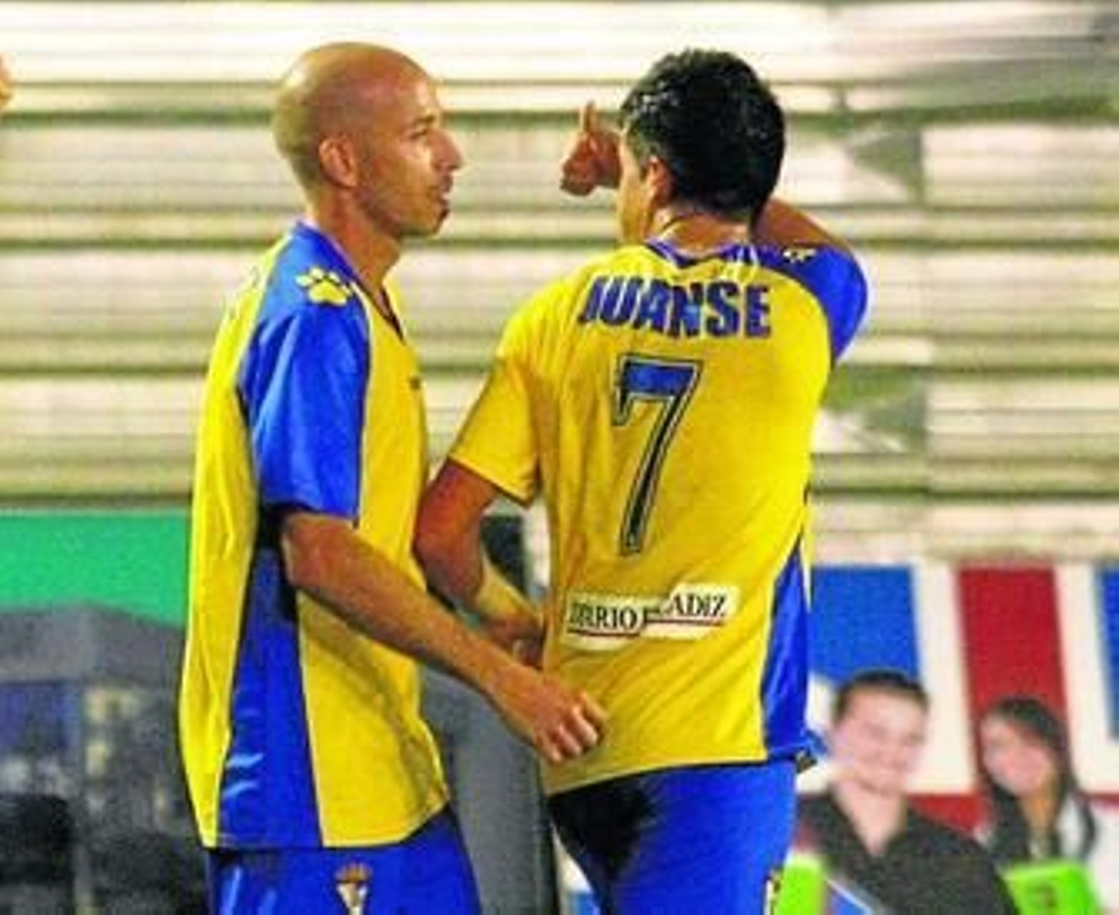 Óscar Pérez y Juanse, celebrando con distintos estados de ánimo el tercer gol contra la RSD Alcalá.