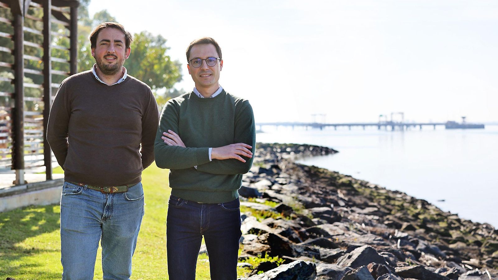 Joaquín Mañes y José Juan Vargas, dos de sus fundadores, en los exteriores de la oficina de Huelva. Joaquín Mañes y José Juan Vargas, dos de sus fundadores, en los exteriores de la oficina de Huelva.