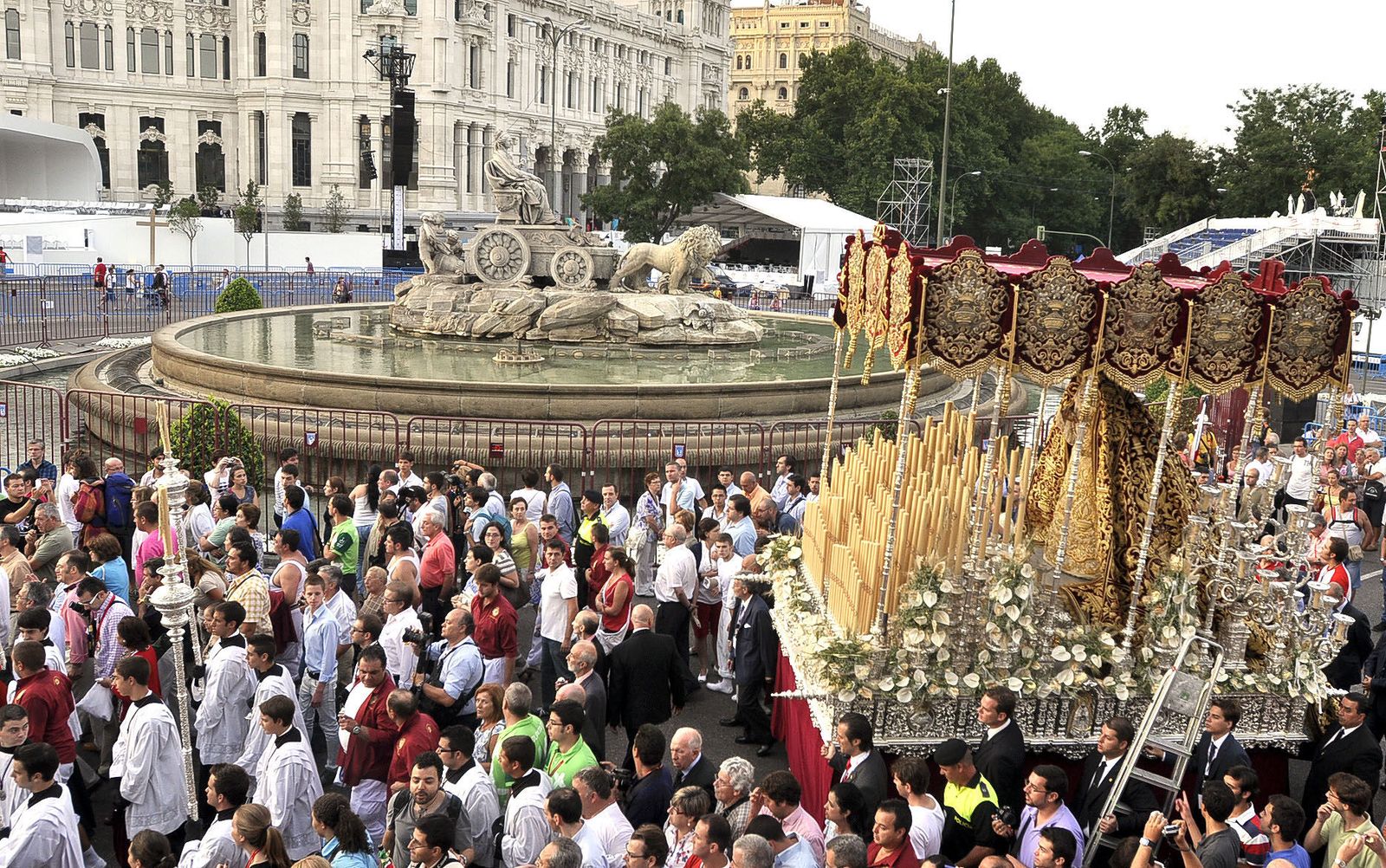 La Virgen de Regla junto a la fuente de la diosa Cibeles.