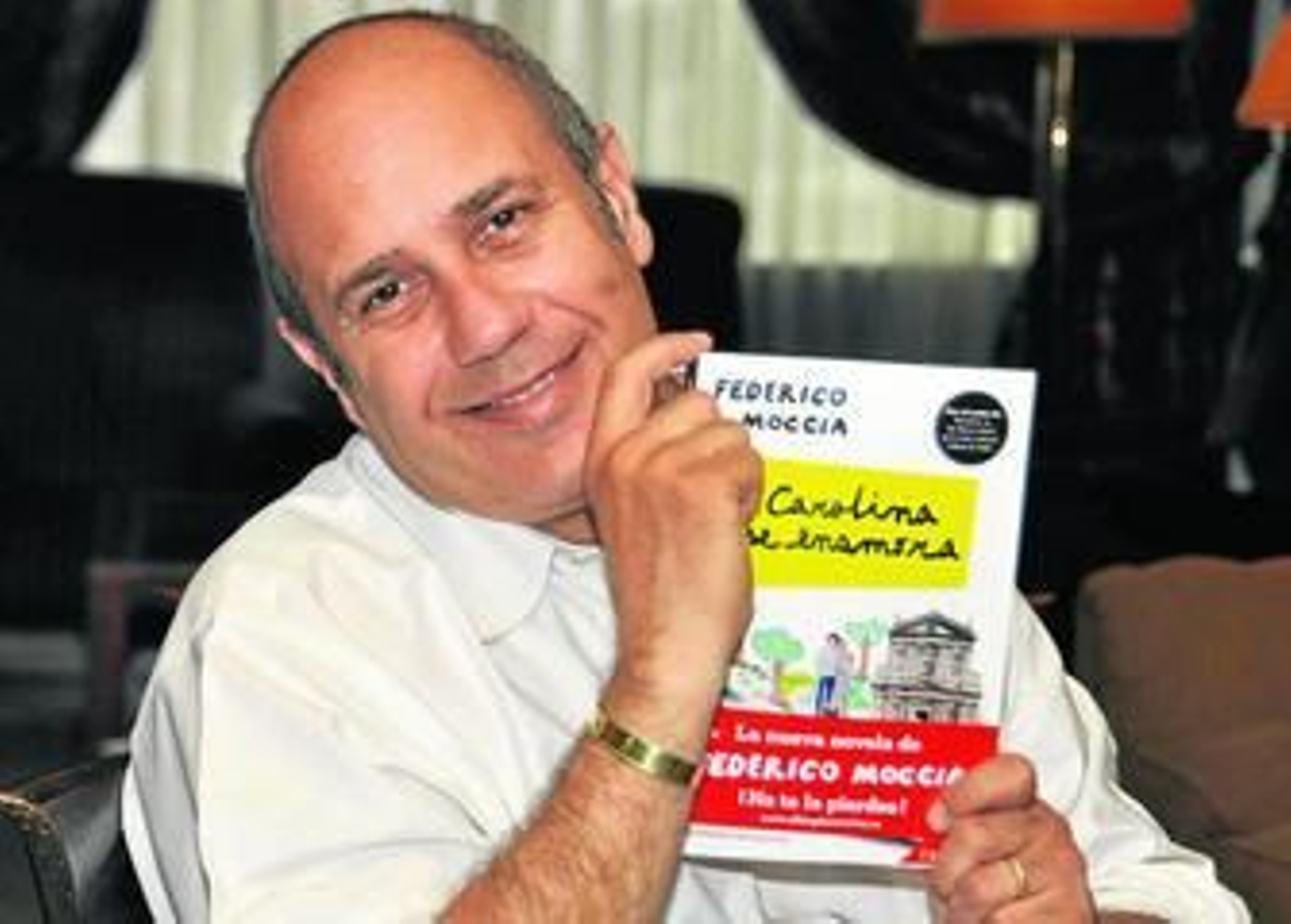 Federico Moccia posa, feliz, con un ejemplar de su nuevo libro, que presentó ayer en la Feria del Libro.