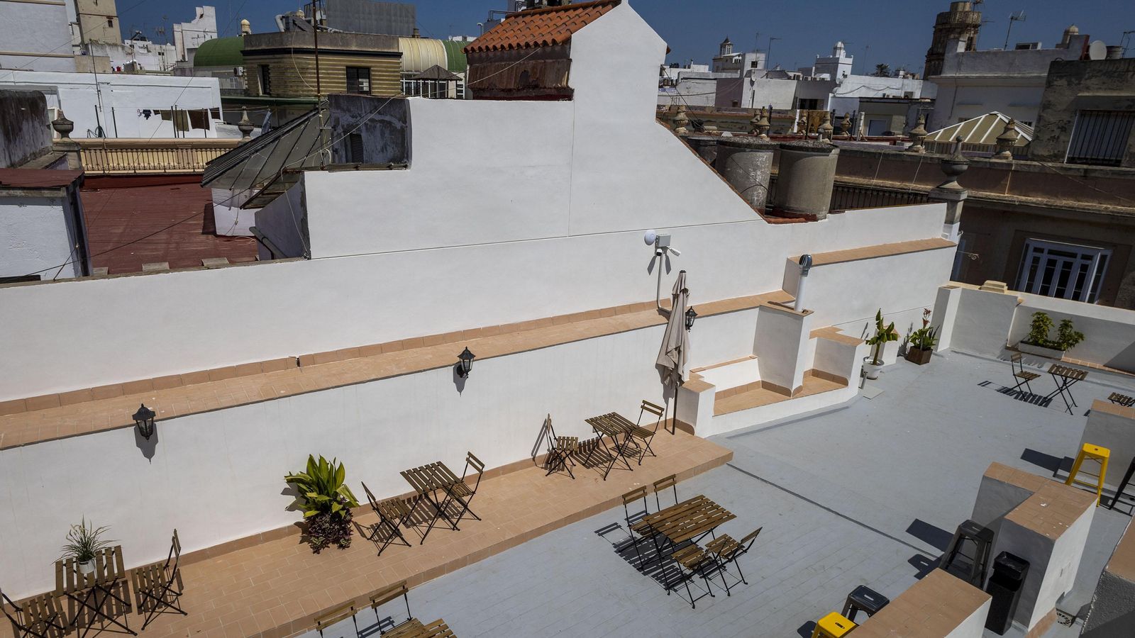 La azotea se ha convertido en la gran terraza del hostel Planeta.