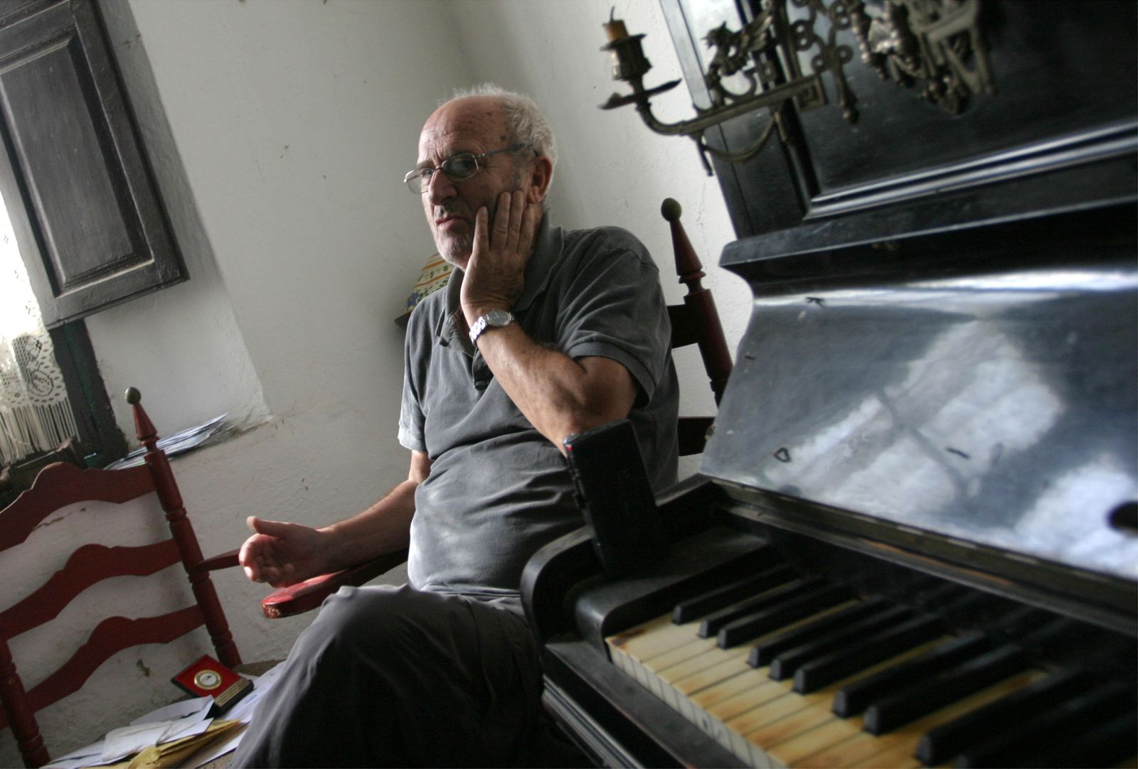 Miguel Romero Esteo, en su casa de Málaga, en una imagen de 2008.