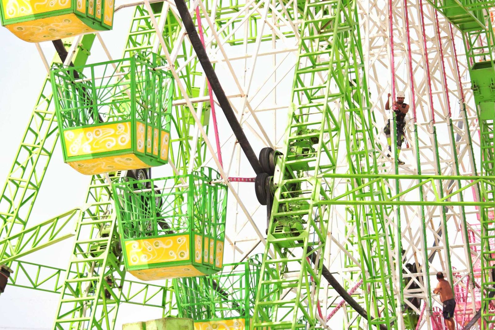 Montaje de una de las atracciones en el recinto ferial del Cortijo de Torres.