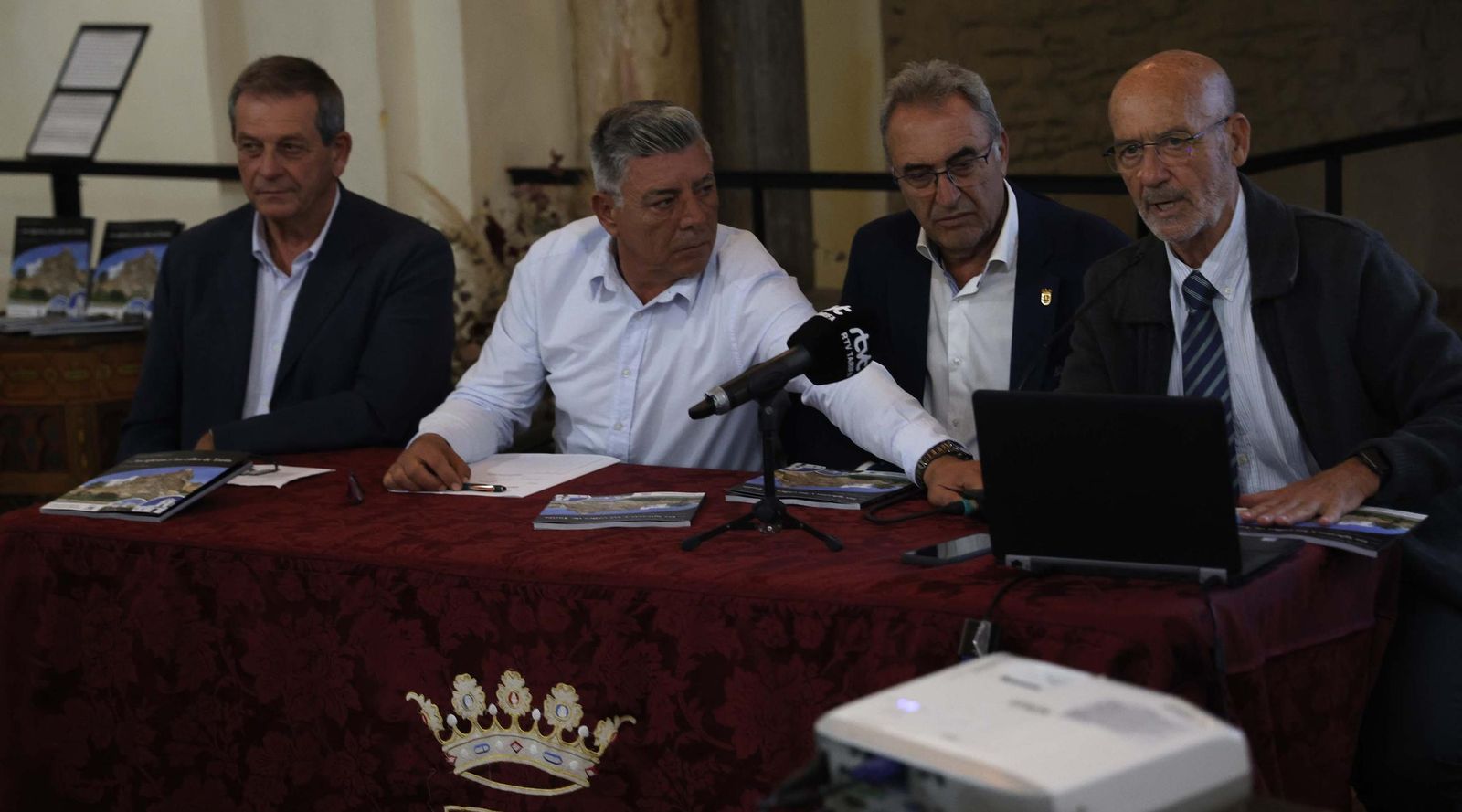 Fotos de la presentación de la guía de patrimonio de Tarifa de Andrés Sarria