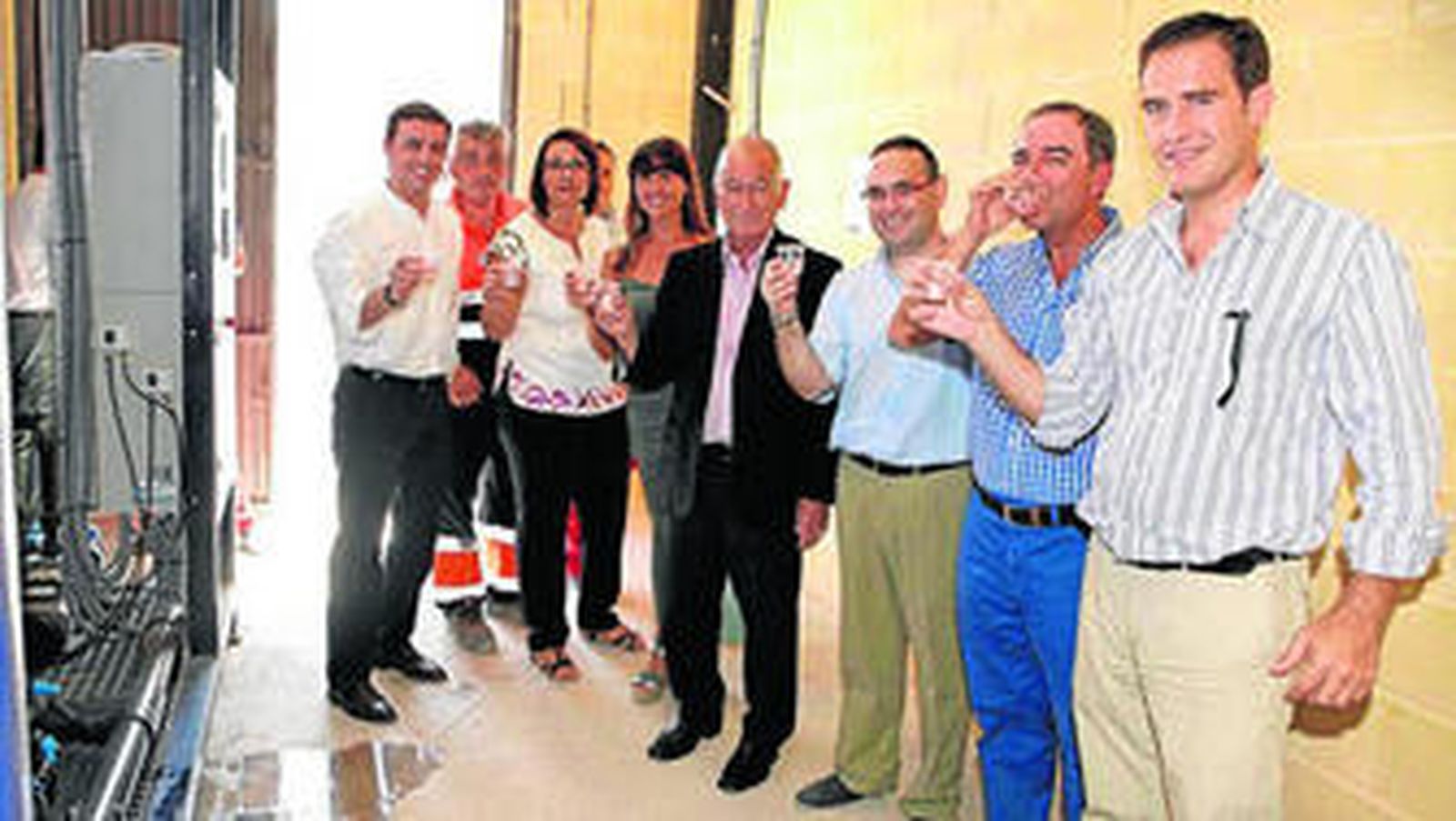 Responsables de la Diputación Provincial y del Ayuntamiento de Alicún prueban el agua de la potabilizadora.