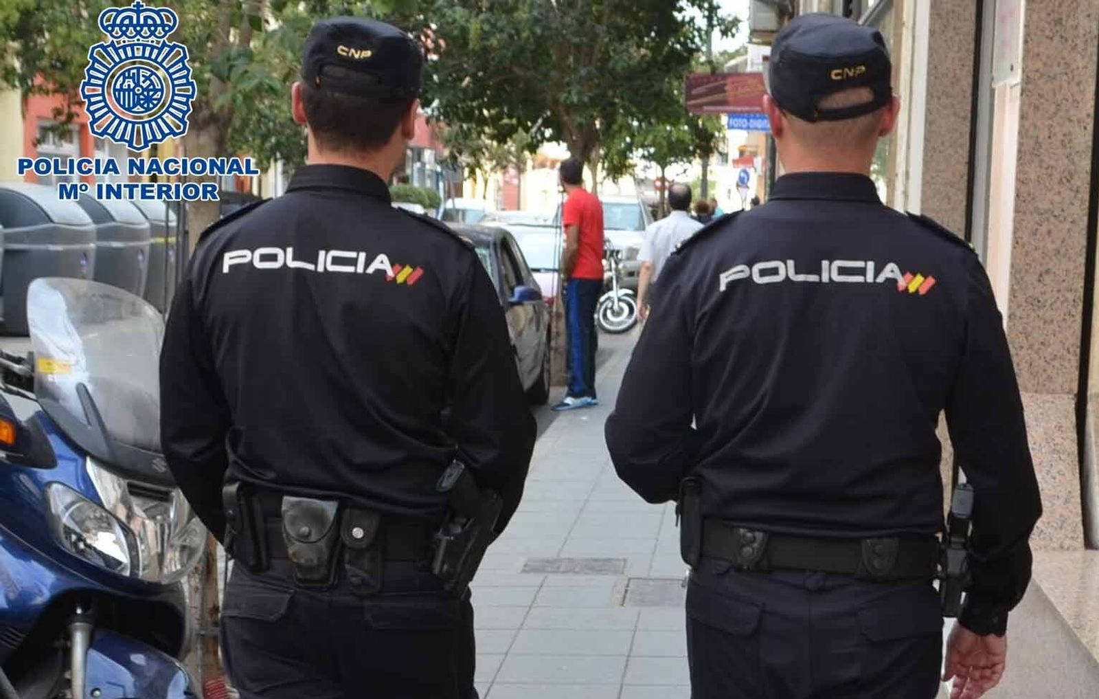 Dos agentes de la Policía Nacional.