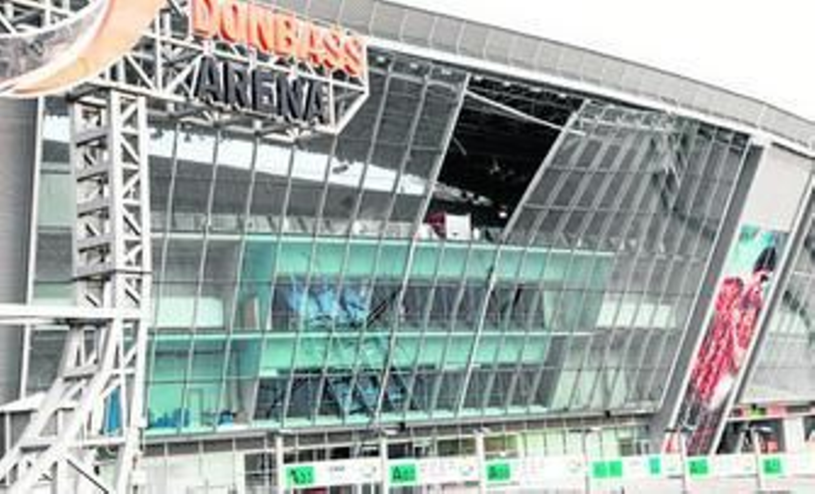 Una imagen que se hizo famosa por la evidencia de los bombardeos sufridos por el fastuoso Donbass Arena de Donetsk.