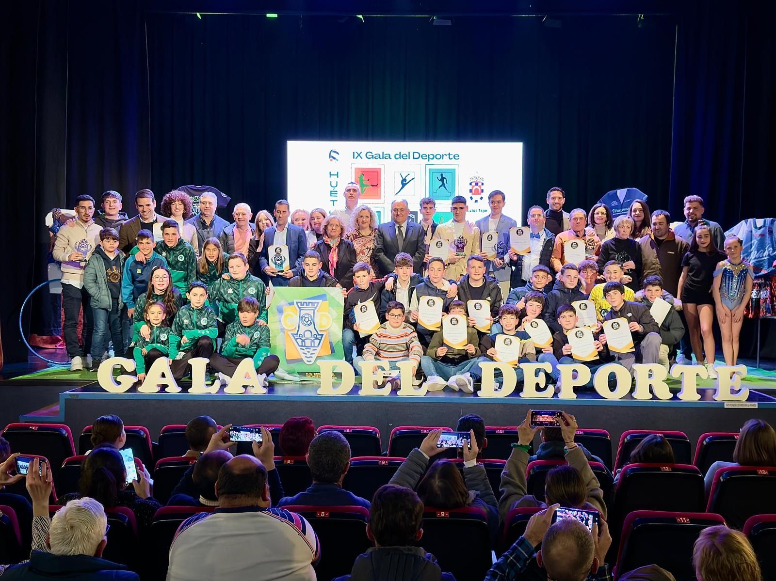 Foto de familia de todos los premiados