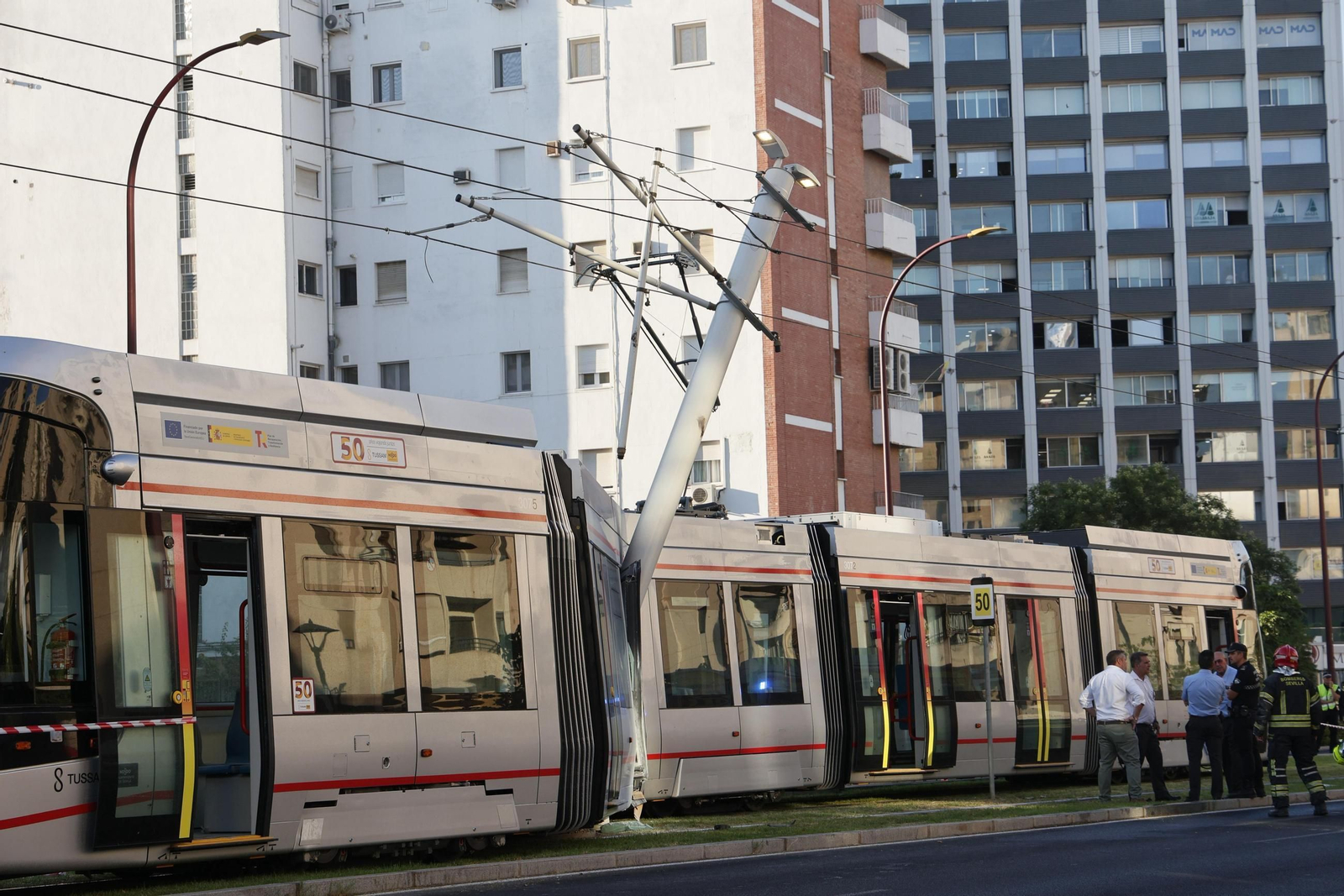 Las fotos del descarrilamiento del tranvía en la avenida de San Francisco Javier de Sevilla