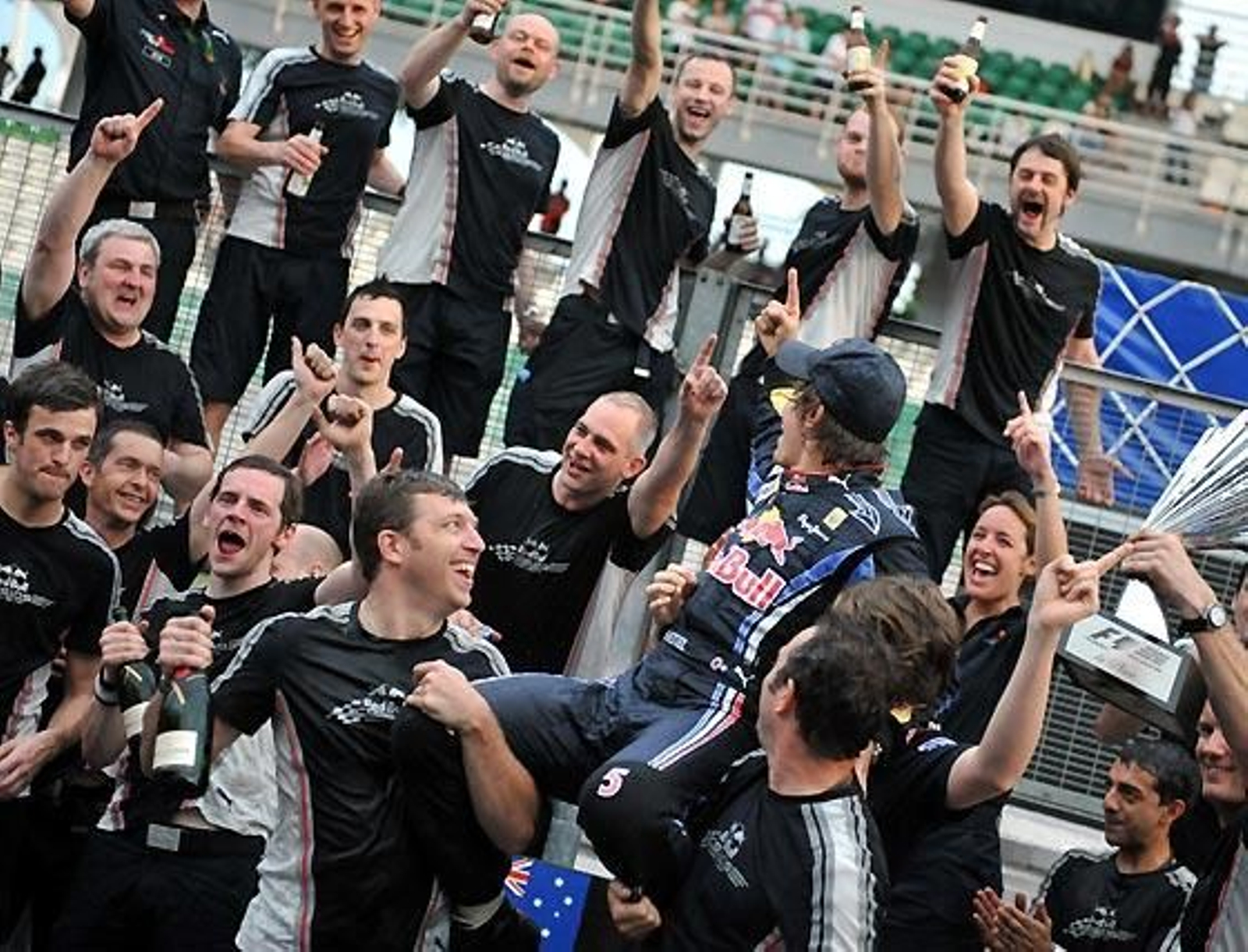 El piloto alemán de Red Bull Sebastian Vettel celebra su victoria en el Gran Premio de Malasia con los ingenieros de su equipo.

Foto: Reuters / Afp Photo / Efe