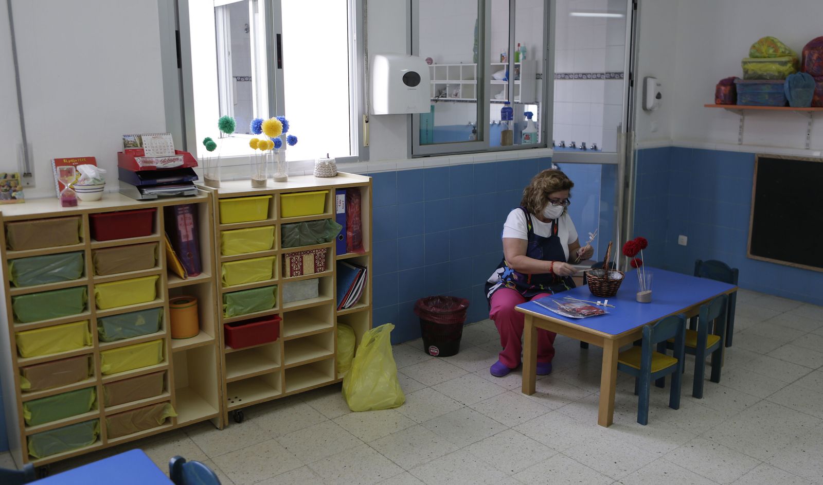 La trabajadora de una guardería pública prepara el aula.