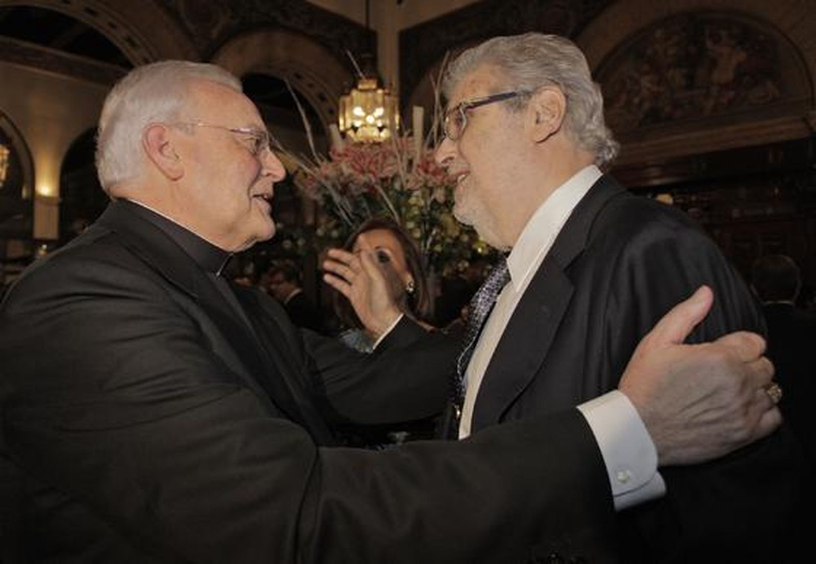 El carenal Carlos Amigo Vallejo, galardonado en la primera edición del premio, saluda a José Manuel Lara. / Reportaje gráfico: Antonio Pizarro / Juan Carlos Muñoz / Juan Carlos Vázquez