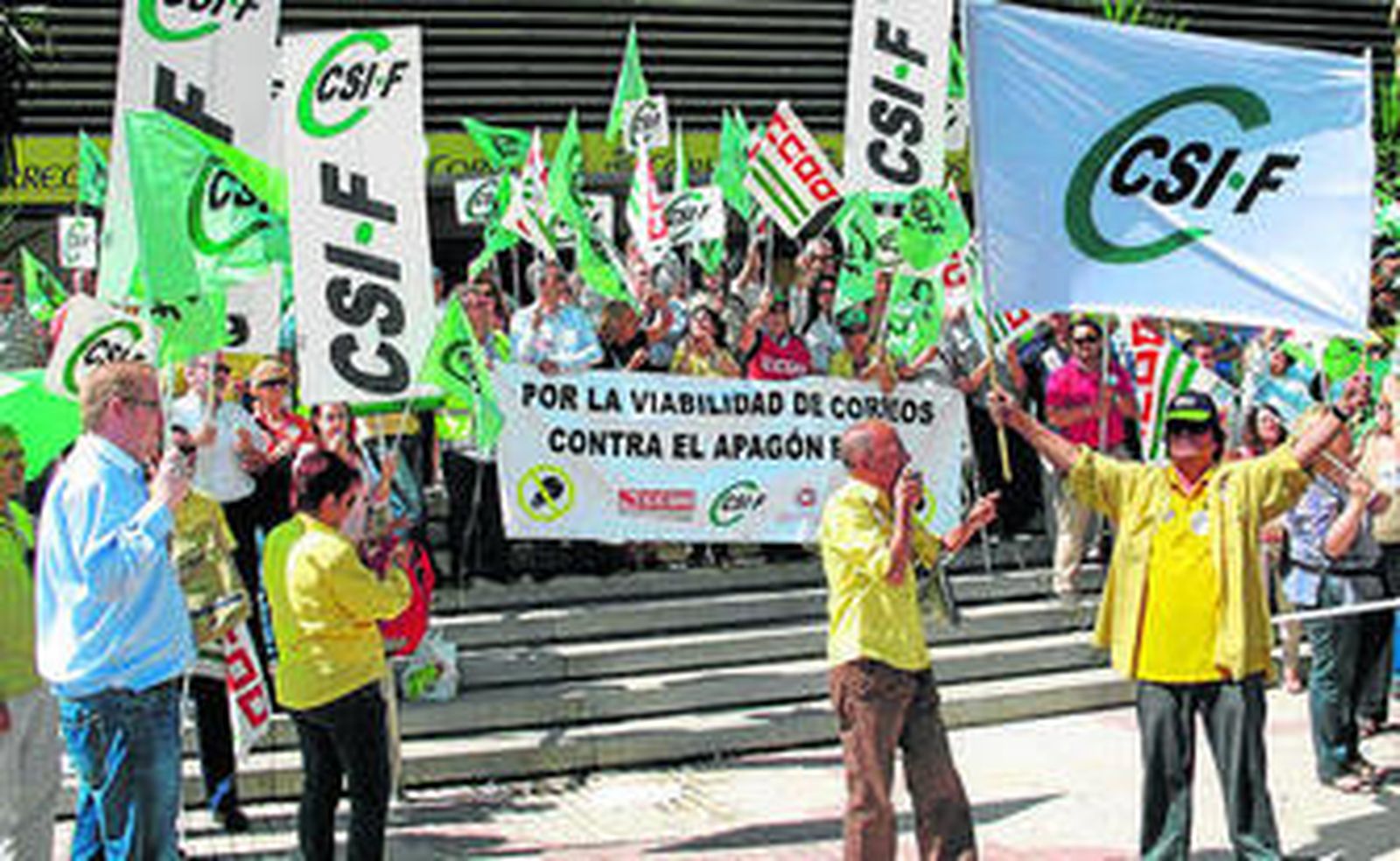 Protesta ante el edificio de Correos, ayer.