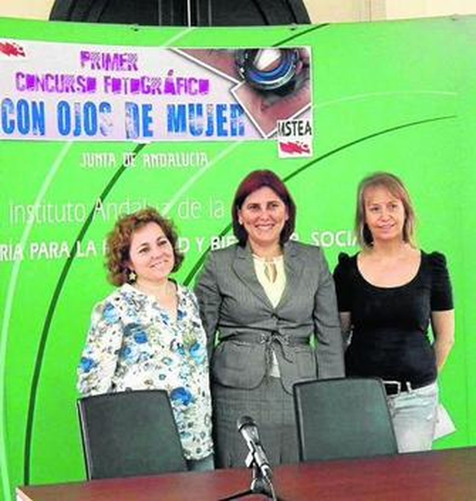 Isabel Rodríguez en compañía de Fe Caramés e Isabel López.