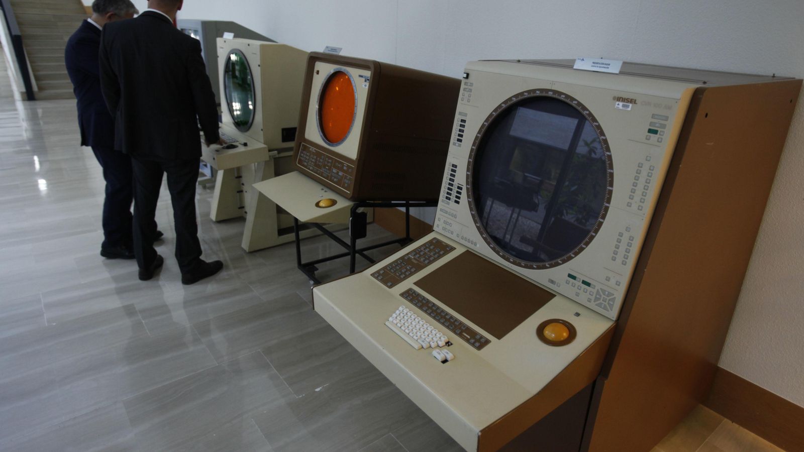 Radares antiguos de control de aviones en el centro de control de Sevilla.