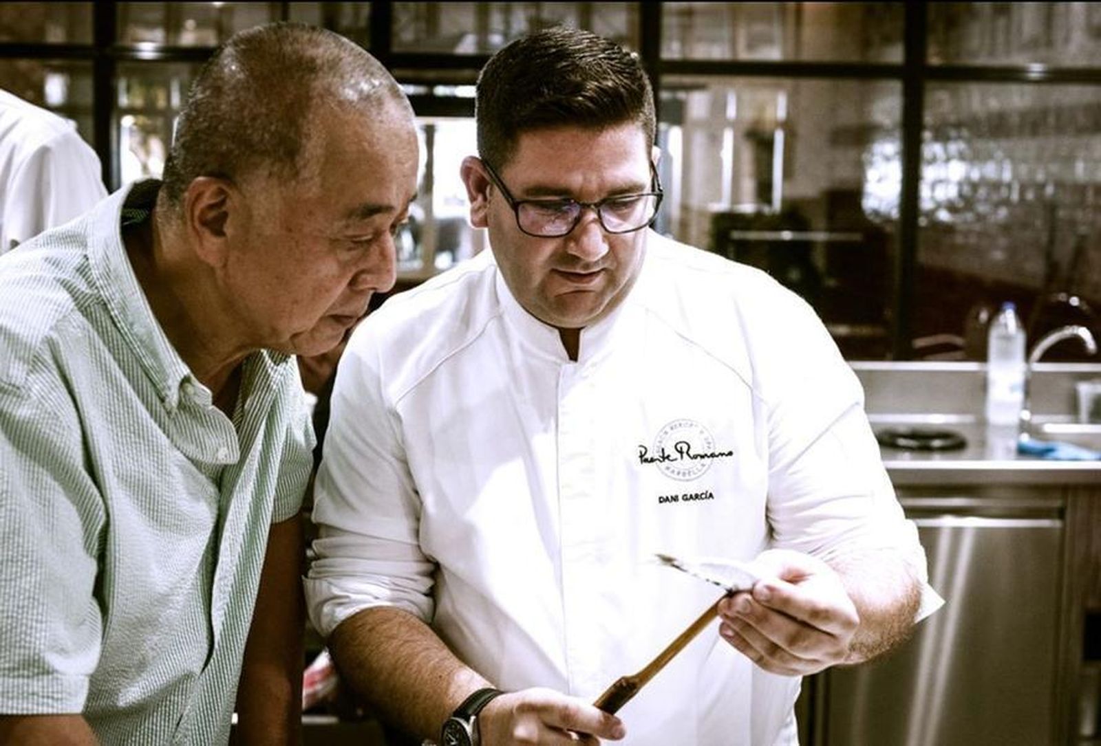 Dani García le muestra al reconocido chef Nobu Matsuhisa cómo hacer espetos.